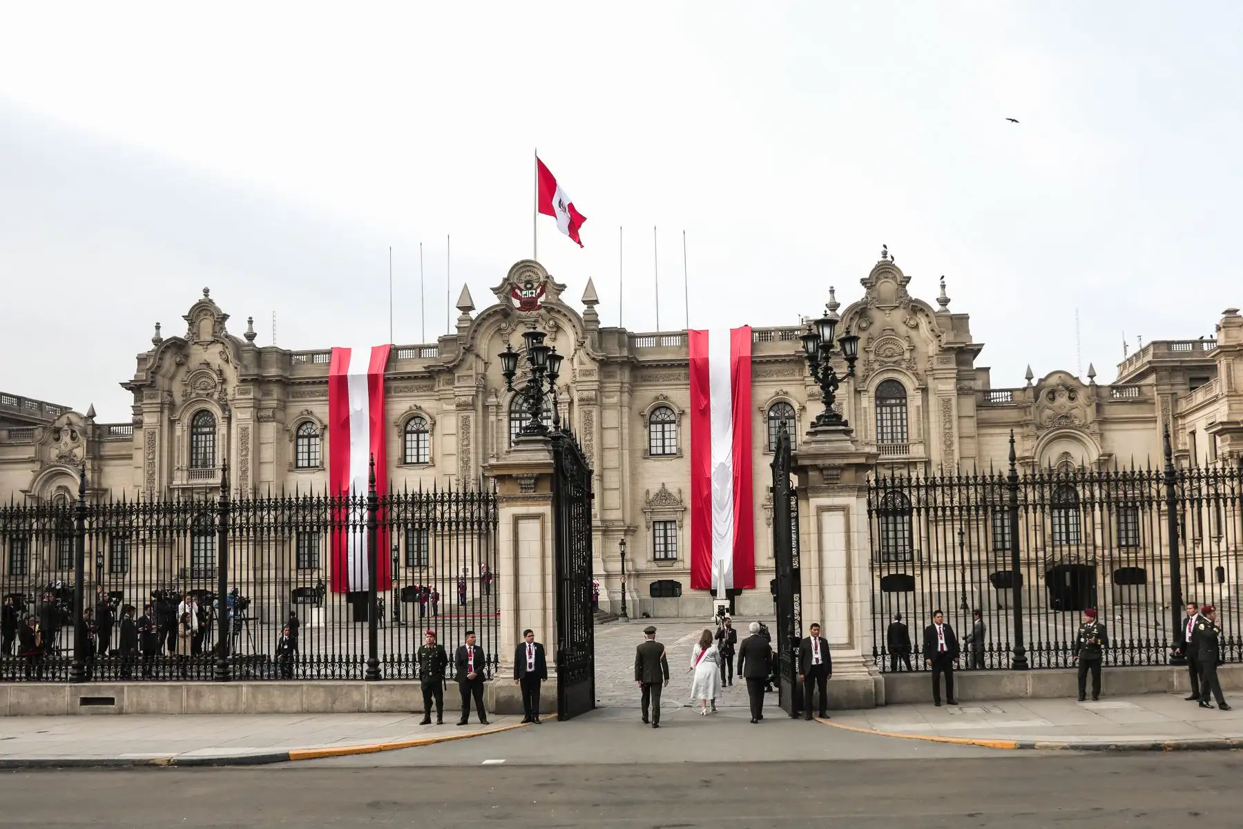 La presidenta de la República, Dina Boluarte, se despide en los exteriores de Palacio de Gobierno de regreso luego de dar el tradicional mensaje a la Nación durante el Día de la Independencia de Perú en Lima. Foto: ANDINA/ Connie Calderón