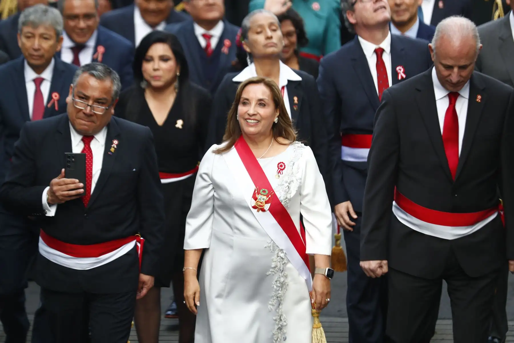 La presidenta de la República, Dina Boluarte, se despide en los exteriores de Palacio de Gobierno de regreso luego de dar el tradicional mensaje a la Nación durante el Día de la Independencia de Perú en Lima. 
Foto: ANDINA/ Daniel Bracamonte