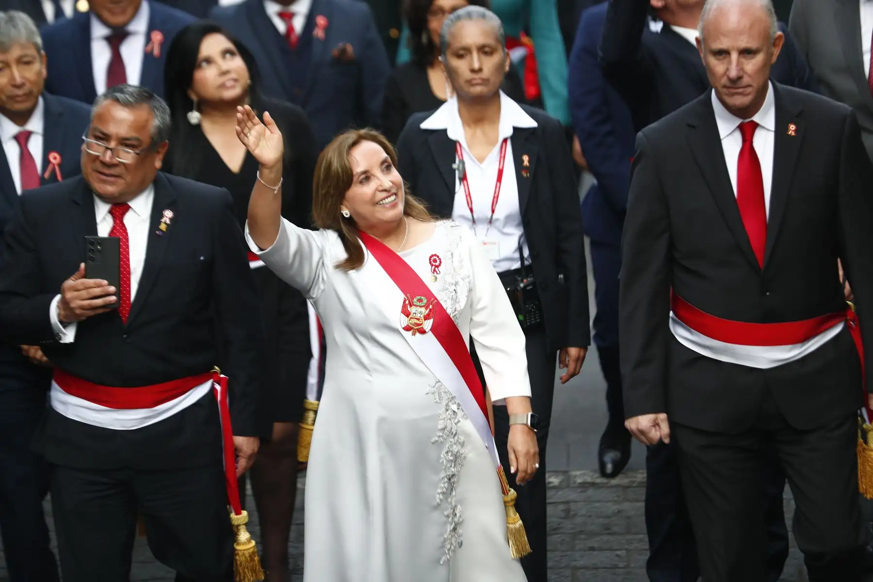 La presidenta de la República, Dina Boluarte, se despide en los exteriores de Palacio de Gobierno de regreso luego de dar el tradicional mensaje a la Nación durante el Día de la Independencia de Perú en Lima. 
Foto: ANDINA/ Daniel Bracamonte