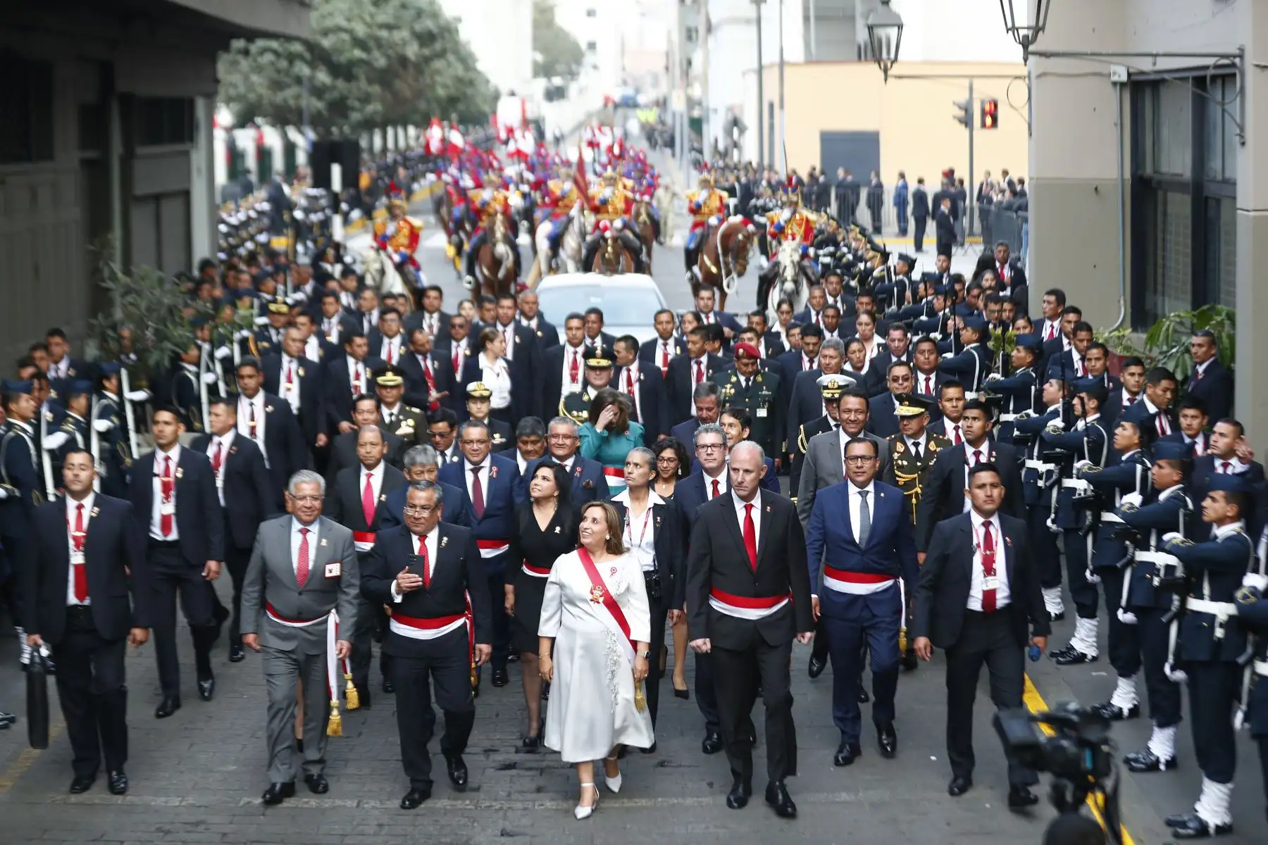 La presidenta de la República, Dina Boluarte, se despide en los exteriores del Congreso y Palacio de Gobierno  de regreso luego de dar el tradicional mensaje a la Nación durante el Día de la Independencia de Perú en Lima. 
Foto: ANDINA/ Daniel Bracamonte
