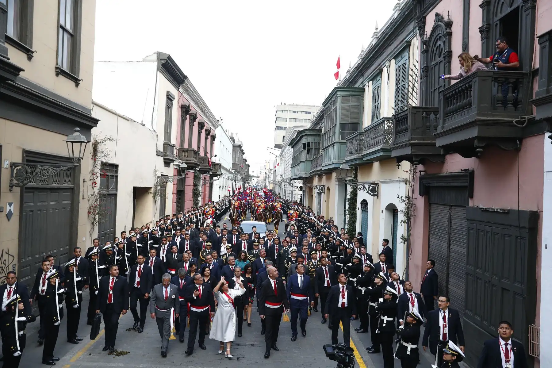 La presidenta de la República, Dina Boluarte, se despide en los exteriores de Palacio de Gobierno de regreso luego de dar el tradicional mensaje a la Nación durante el Día de la Independencia de Perú en Lima. 
Foto: ANDINA/ Daniel Bracamonte