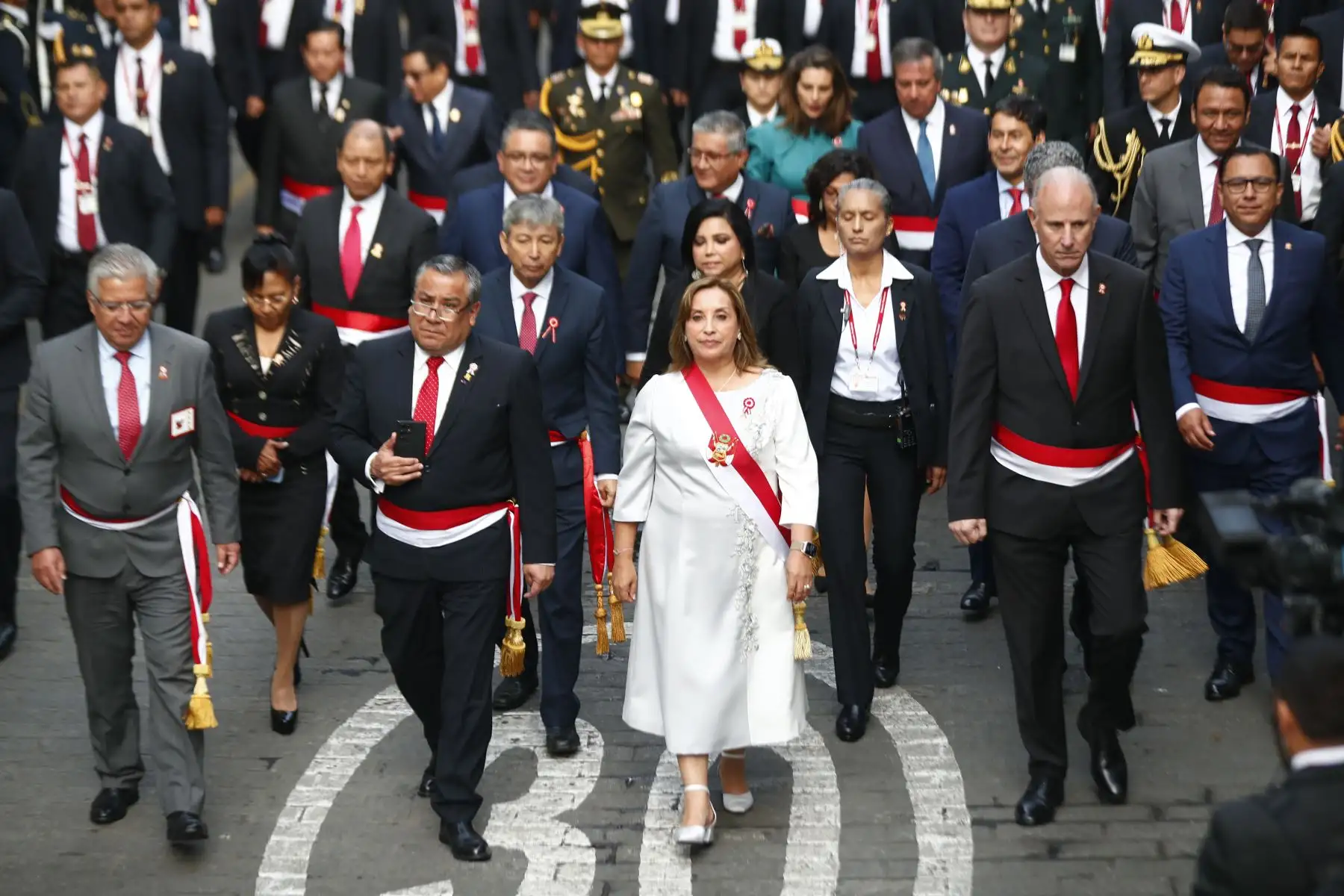 La presidenta de la República, Dina Boluarte, se despide en los exteriores de Palacio de Gobierno de regreso luego de dar el tradicional mensaje a la Nación durante el Día de la Independencia de Perú en Lima. 
Foto: ANDINA/ Daniel Bracamonte