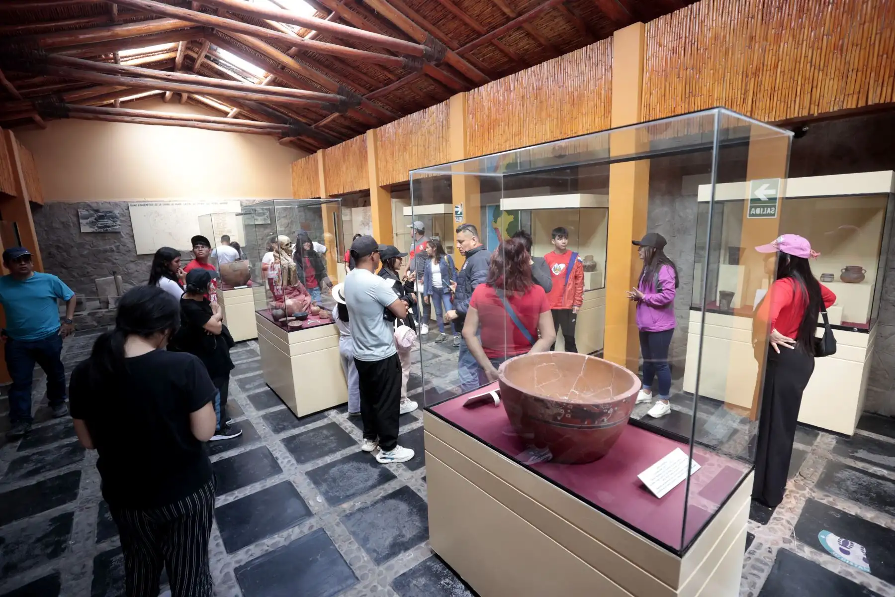 En el día de la Patria, 28 de julio gran cantidad de cuidadanos visitaron al Santuario Histórico Cultura Wari. Familias enteras de diversas parte del país llegaron a conocer el lugar histórico. abundaron para llevarse un buen recuerdo.
Foto: ANDINA/Vidal Tarqui