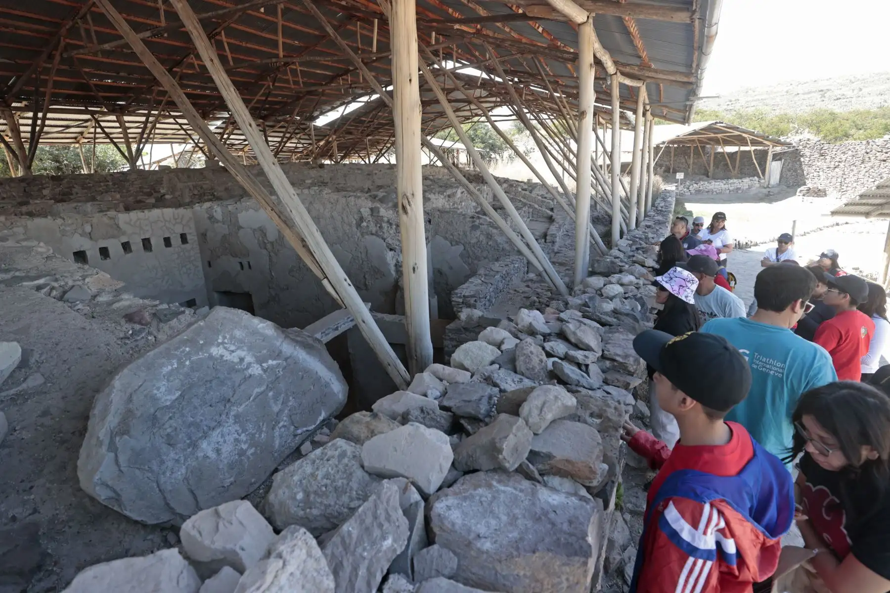 En el día de la Patria, 28 de julio gran cantidad de cuidadanos visitaron al Santuario Histórico Cultura Wari. Familias enteras de diversas parte del país llegaron a conocer el lugar histórico. abundaron para llevarse un buen recuerdo.
Foto: ANDINA/Vidal Tarqui