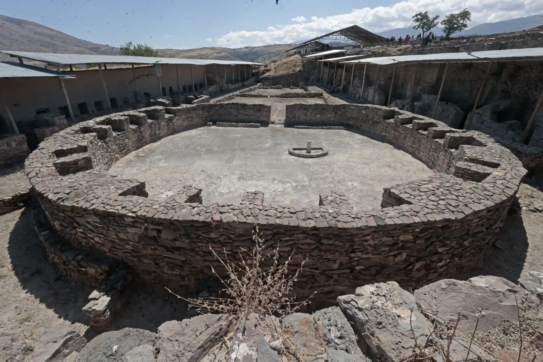 En el día de la Patria, 28 de julio gran cantidad de cuidadanos visitaron al Santuario Histórico Cultura Wari. Familias enteras de diversas parte del país llegaron a conocer el lugar histórico. abundaron para llevarse un buen recuerdo.
Foto: ANDINA/Vidal Tarqui
