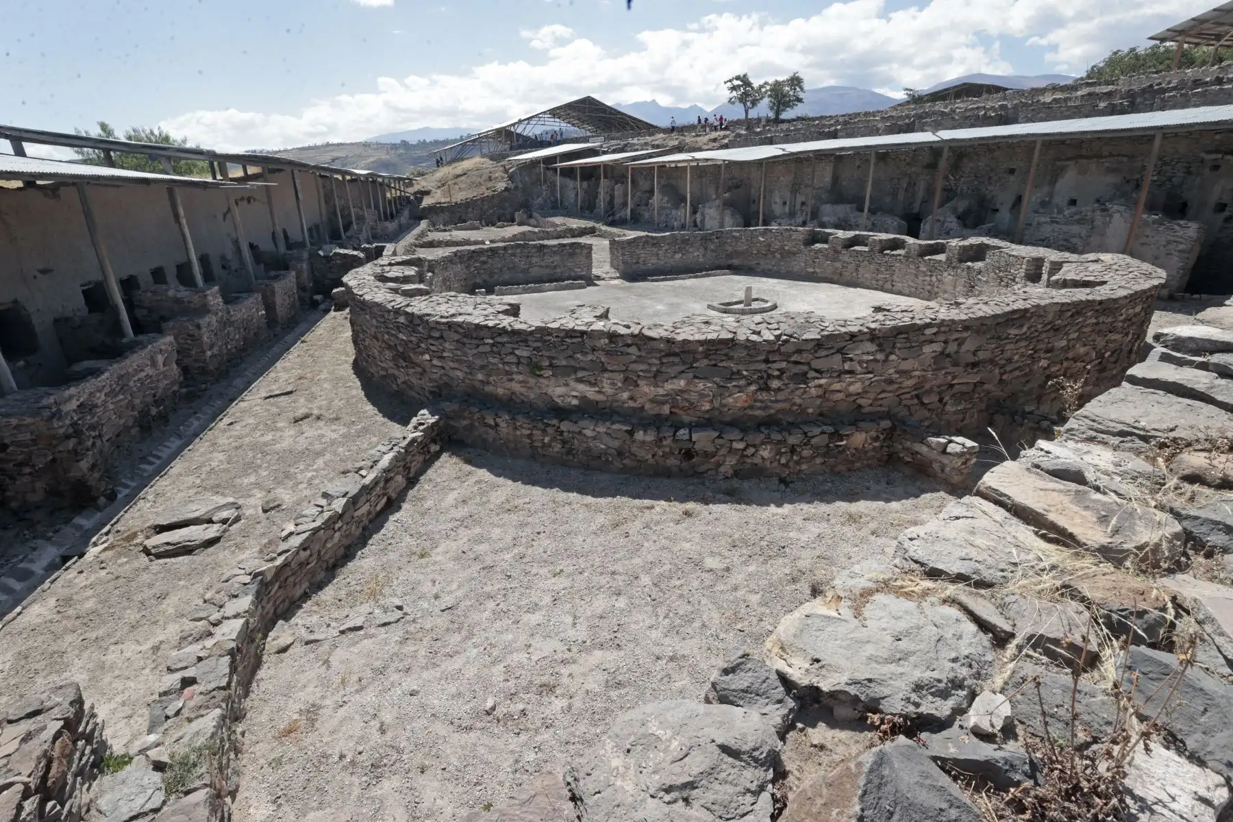 En el día de la Patria, 28 de julio gran cantidad de cuidadanos visitaron al Santuario Histórico Cultura Wari. Familias enteras de diversas parte del país llegaron a conocer el lugar histórico. abundaron para llevarse un buen recuerdo.
Foto: ANDINA/Vidal Tarqui