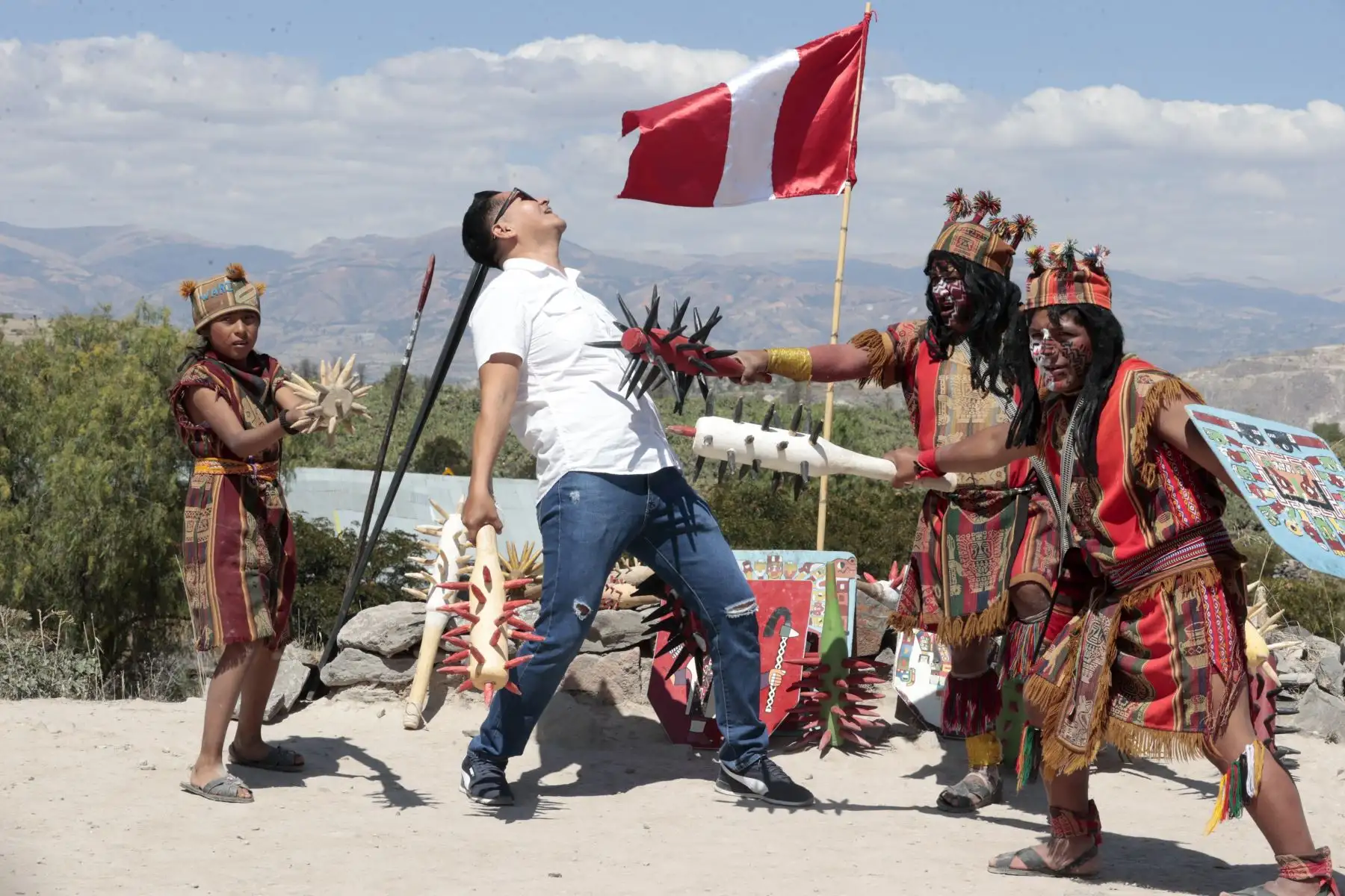 En el día de la Patria, 28 de julio gran cantidad de cuidadanos visitaron al Santuario Histórico Cultura Wari. Familias enteras de diversas parte del país llegaron a conocer el lugar histórico. abundaron para llevarse un buen recuerdo.
Foto: ANDINA/Vidal Tarqui