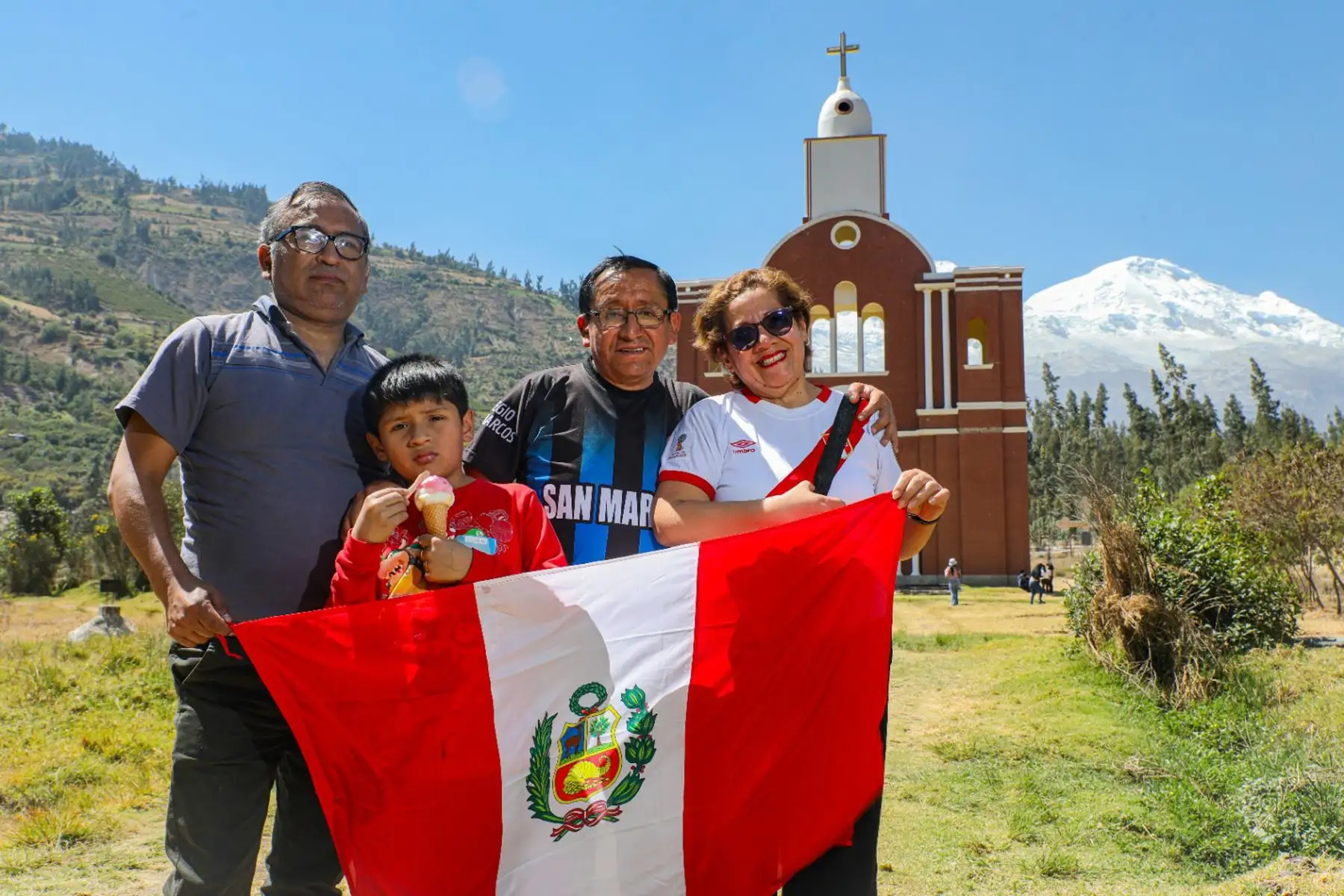 En el corazón de la Cordillera Blanca , el pequeño pueblo de Yungay se transforma cada 28 de julio en un vibrante mosaico de cultura y tradición. Con motivo de las Fiestas Patrias, decenas de personas de todas partes del país y el extranjero llegan para ser parte de esta celebración única.
Foto: ANDINA/Prensa Presidencia