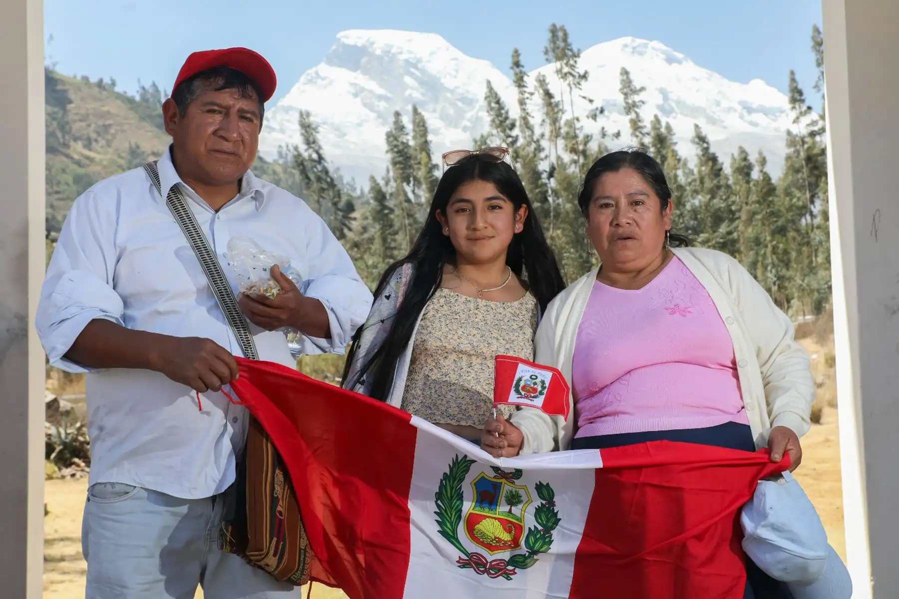 En el corazón de la Cordillera Blanca , el pequeño pueblo de Yungay se transforma cada 28 de julio en un vibrante mosaico de cultura y tradición. Con motivo de las Fiestas Patrias, decenas de personas de todas partes del país y el extranjero llegan para ser parte de esta celebración única.
Foto: ANDINA/Prensa Presidencia