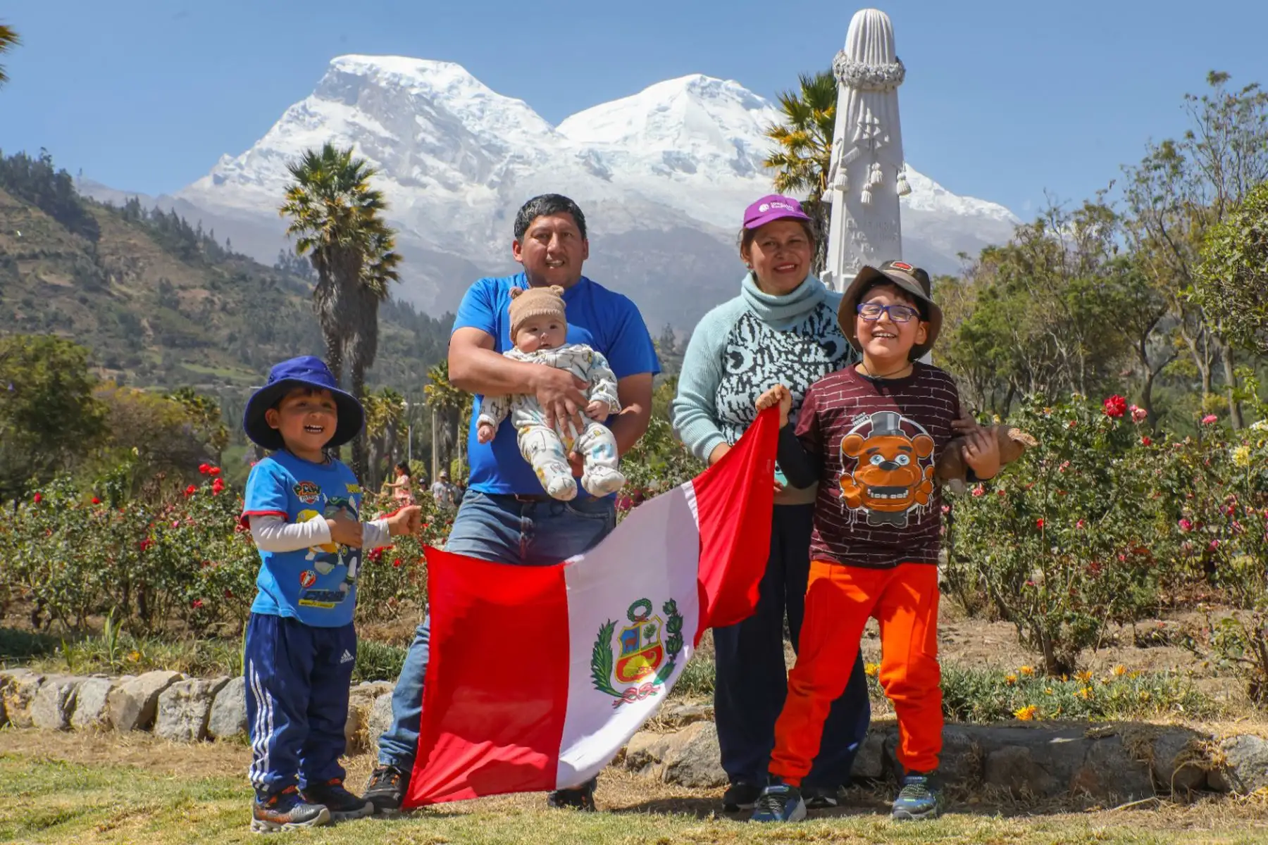 En el corazón de la Cordillera Blanca , el pequeño pueblo de Yungay se transforma cada 28 de julio en un vibrante mosaico de cultura y tradición. Con motivo de las Fiestas Patrias, decenas de personas de todas partes del país y el extranjero llegan para ser parte de esta celebración única.
Foto: ANDINA/Prensa Presidencia