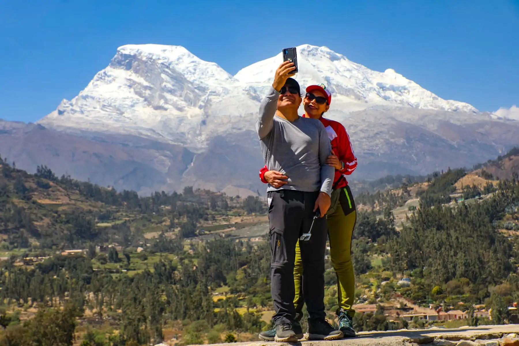 En el corazón de la Cordillera Blanca , el pequeño pueblo de Yungay se transforma cada 28 de julio en un vibrante mosaico de cultura y tradición. Con motivo de las Fiestas Patrias, decenas de personas de todas partes del país y el extranjero llegan para ser parte de esta celebración única.
Foto: ANDINA/Prensa Presidencia