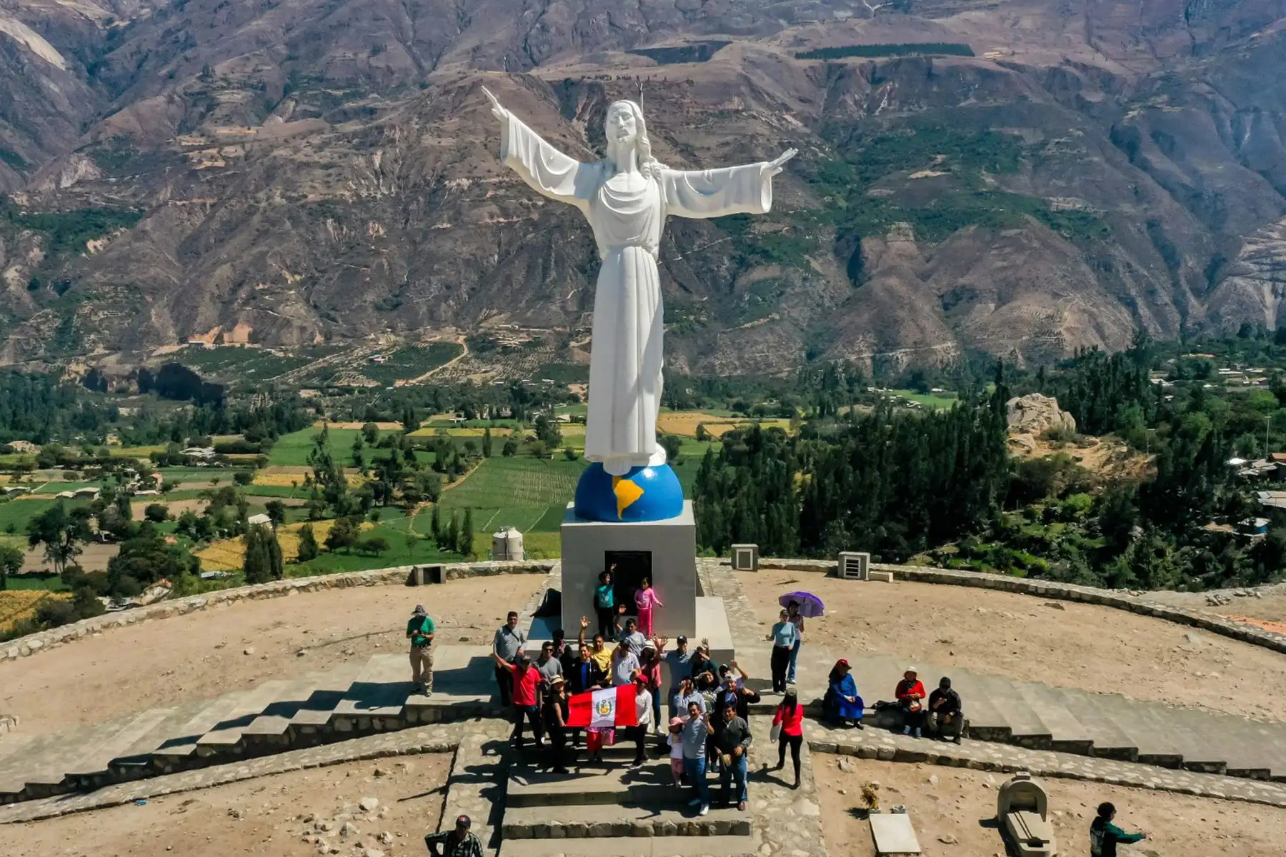 En el corazón de la Cordillera Blanca , el pequeño pueblo de Yungay se transforma cada 28 de julio en un vibrante mosaico de cultura y tradición. Con motivo de las Fiestas Patrias, decenas de personas de todas partes del país y el extranjero llegan para ser parte de esta celebración única.
Foto: ANDINA/Prensa Presidencia