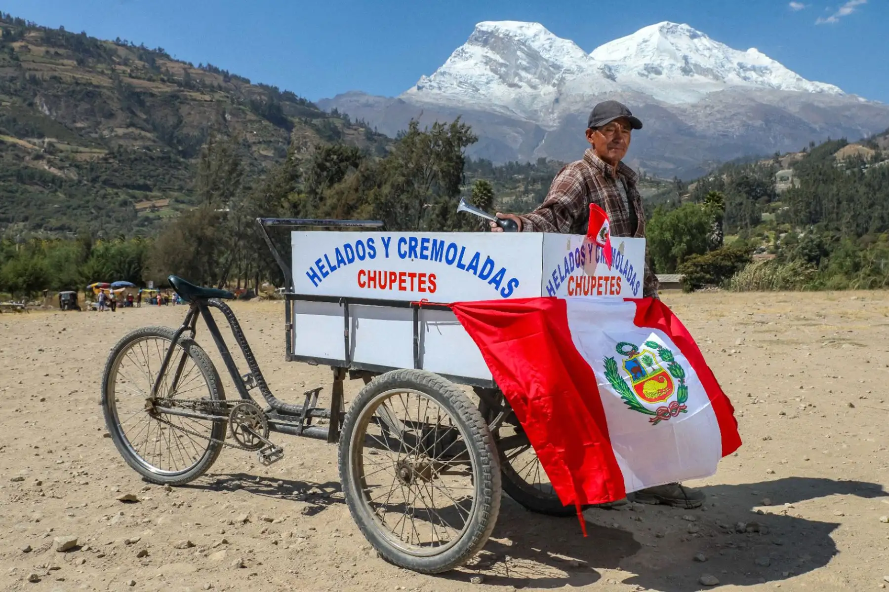 En el corazón de la Cordillera Blanca , el pequeño pueblo de Yungay se transforma cada 28 de julio en un vibrante mosaico de cultura y tradición. Con motivo de las Fiestas Patrias, decenas de personas de todas partes del país y el extranjero llegan para ser parte de esta celebración única.
Foto: ANDINA/Prensa Presidencia