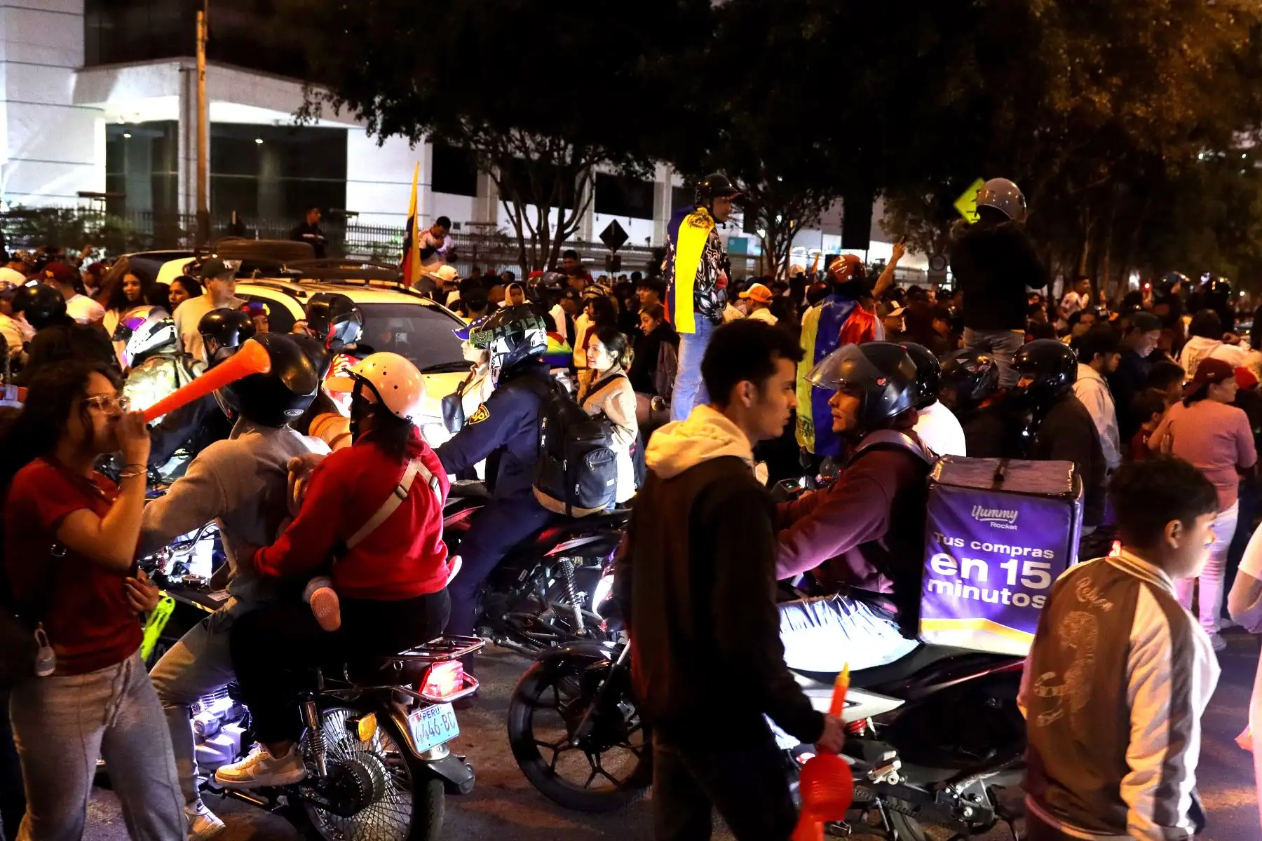 Venezolanos en el Perú, se reúnen en el parque Petit Thouars. A la espera de los resultados de las elecciones presidenciales en Venezuela.
Foto: ANDINA / Lino Chipana.