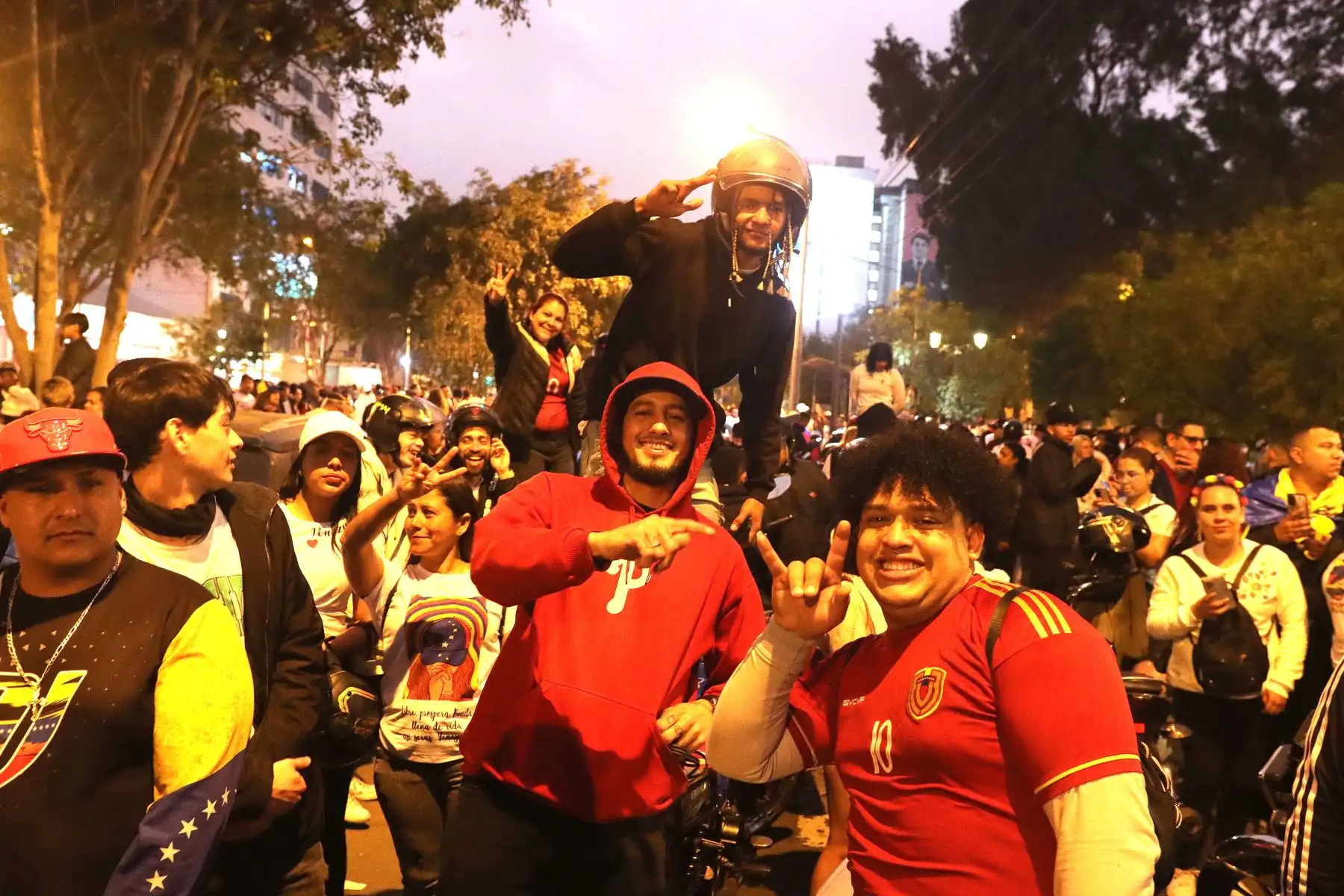 Venezolanos en el Perú, se reúnen en el parque Petit Thouars. A la espera de los resultados de las elecciones presidenciales en Venezuela.
Foto: ANDINA / Lino Chipana.