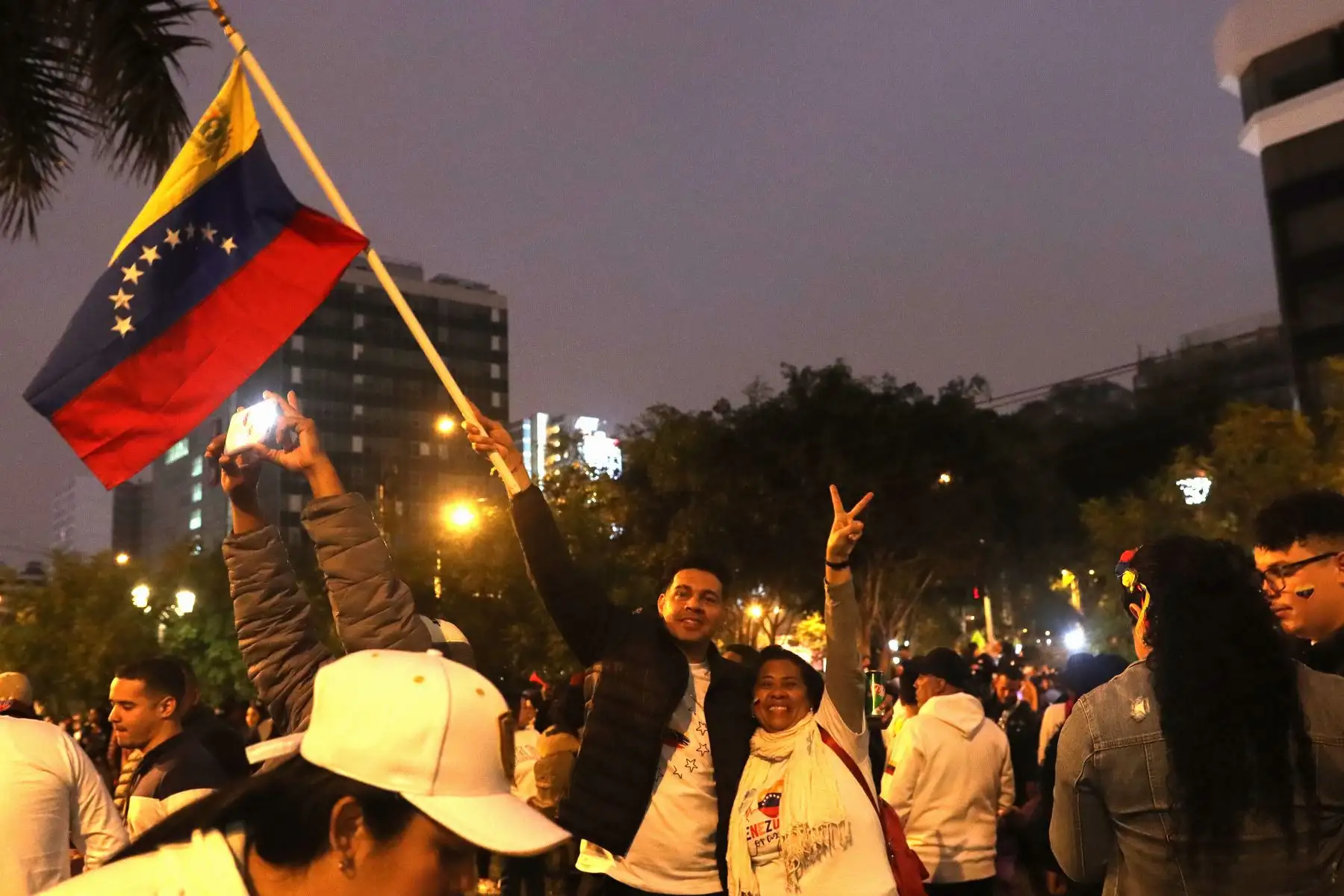 Venezolanos en el Perú, se reúnen en el parque Petit Thouars. A la espera de los resultados de las elecciones presidenciales en Venezuela.
Foto: ANDINA / Lino Chipana.