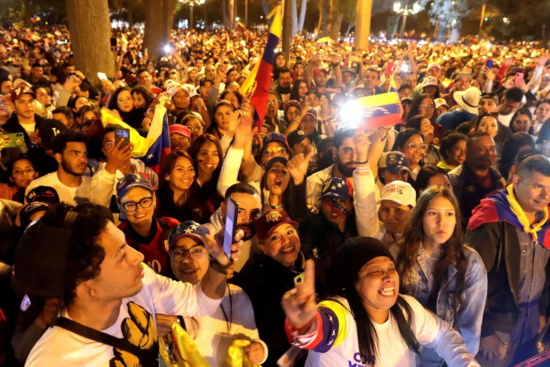 Venezolanos en el Perú, se reúnen en el parque Petit Thouars. A la espera de los resultados de las elecciones presidenciales en Venezuela.
Foto: ANDINA / Lino Chipana.