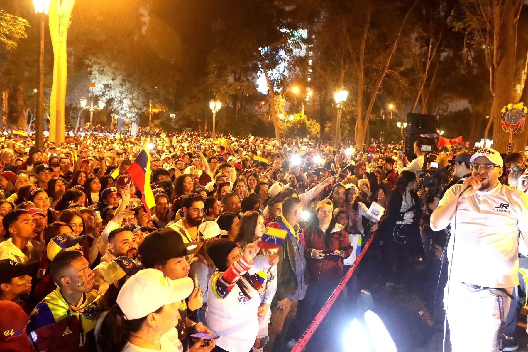 Venezolanos en el Perú, se reúnen en el parque Petit Thouars. A la espera de los resultados de las elecciones presidenciales en Venezuela.
Foto: ANDINA / Lino Chipana.