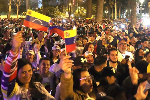Venezolanos que radican en Perú  se reúnen en Lima a la espera de los resultados de las elecciones presidenciales en Venezuela