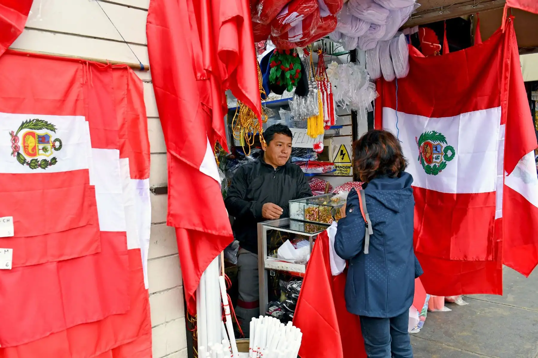 En el centro de Lima, la actividad económica sigue vibrante en este día significativo para el país, mientras conmemoramos el 203º Aniversario de la Proclamación de la Independencia Nacional.
Foto: ANDINA/Prensa Presidencia