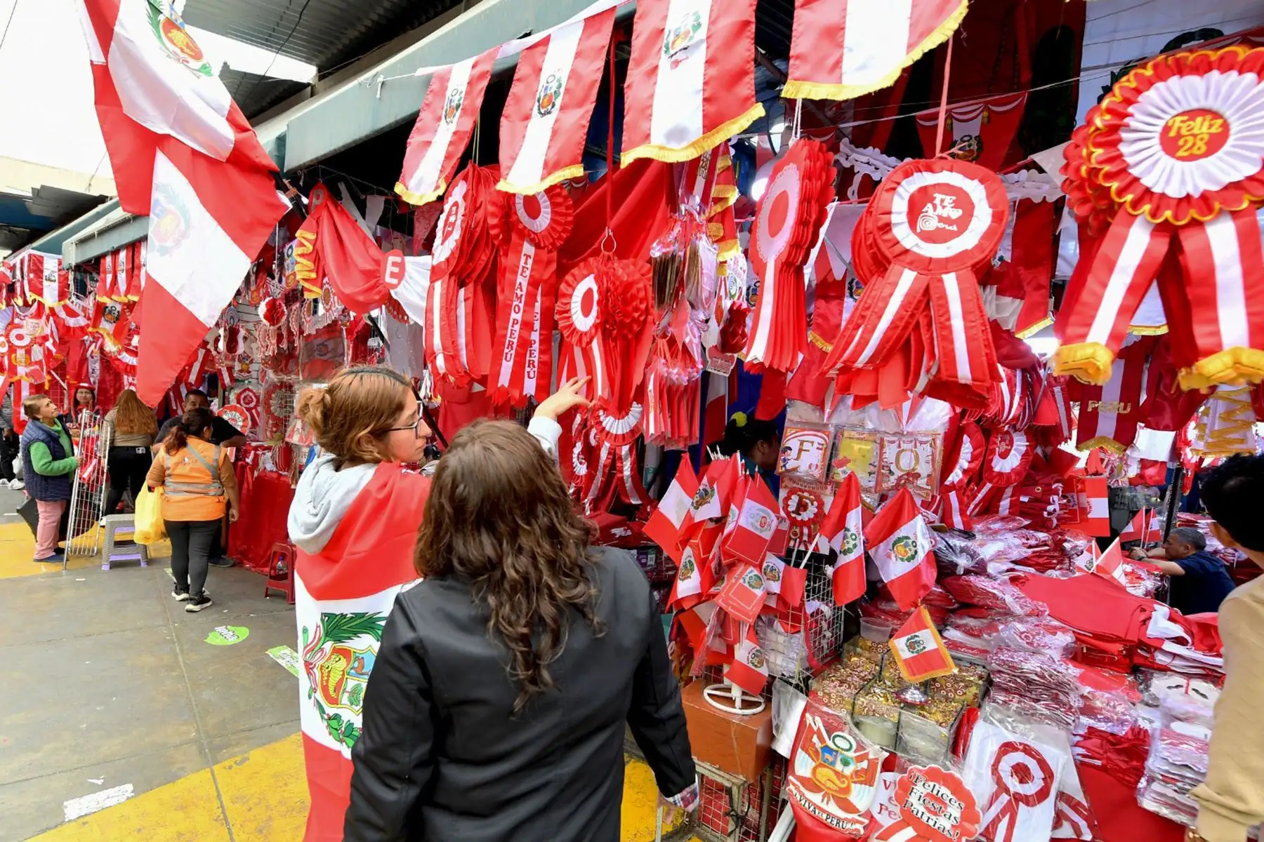 En el centro de Lima, la actividad económica sigue vibrante en este día significativo para el país, mientras conmemoramos el 203º Aniversario de la Proclamación de la Independencia Nacional.
Foto: ANDINA/Prensa Presidencia