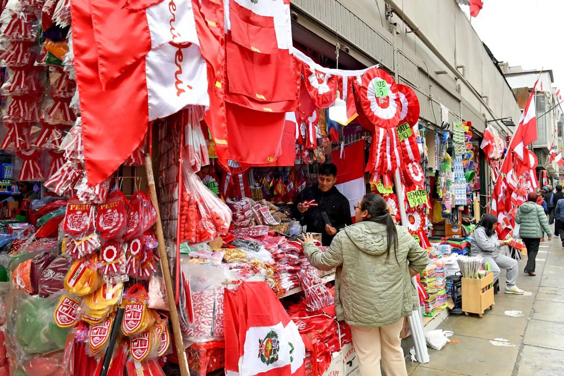 En el centro de Lima, la actividad económica sigue vibrante en este día significativo para el país, mientras conmemoramos el 203º Aniversario de la Proclamación de la Independencia Nacional.
Foto: ANDINA/Prensa Presidencia