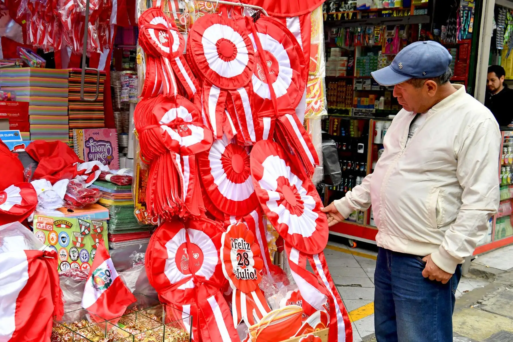 En el centro de Lima, la actividad económica sigue vibrante en este día significativo para el país, mientras conmemoramos el 203º Aniversario de la Proclamación de la Independencia Nacional.
Foto: ANDINA/Prensa Presidencia
