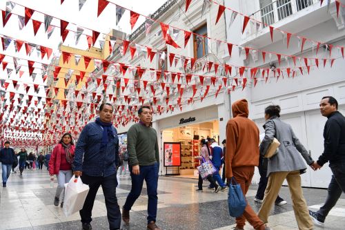 Fiestas Patrias 2024:  la actividad económica sigue vibrante en el centro de Lima en el mes patrio