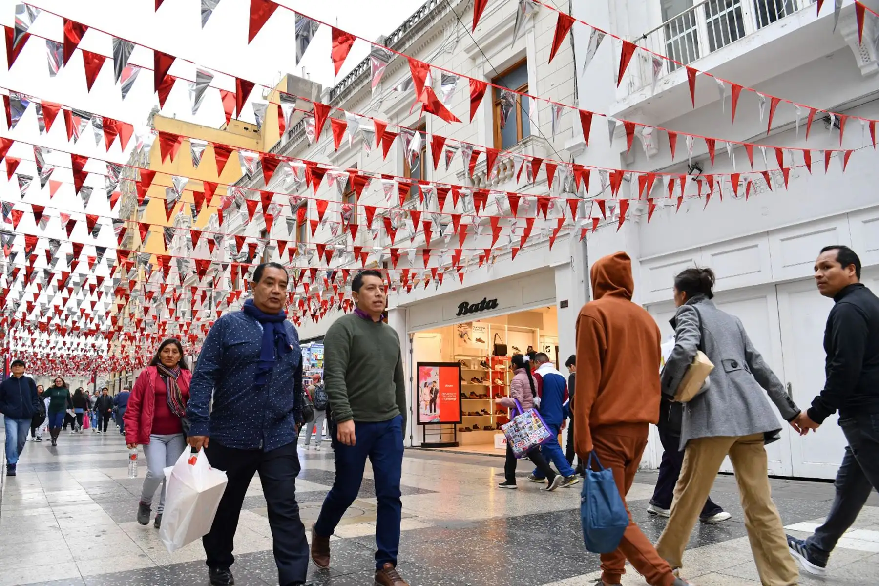 En el centro de Lima, la actividad económica sigue vibrante en este día significativo para el país, mientras conmemoramos el 203º Aniversario de la Proclamación de la Independencia Nacional.
Foto: ANDINA/Prensa Presidencia