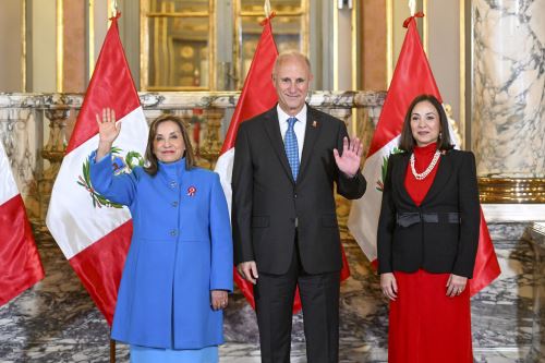 Presidenta Dina Boluarte recibe el saludo del cuerpo diplomático y altas autoridades de la nación
