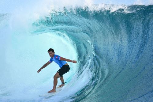 El peruano Lucca Mesinas consigue una ola en la sétima serie de la segunda ronda de surf masculino durante los Juegos Olímpicos de París 2024. Foto: AFP