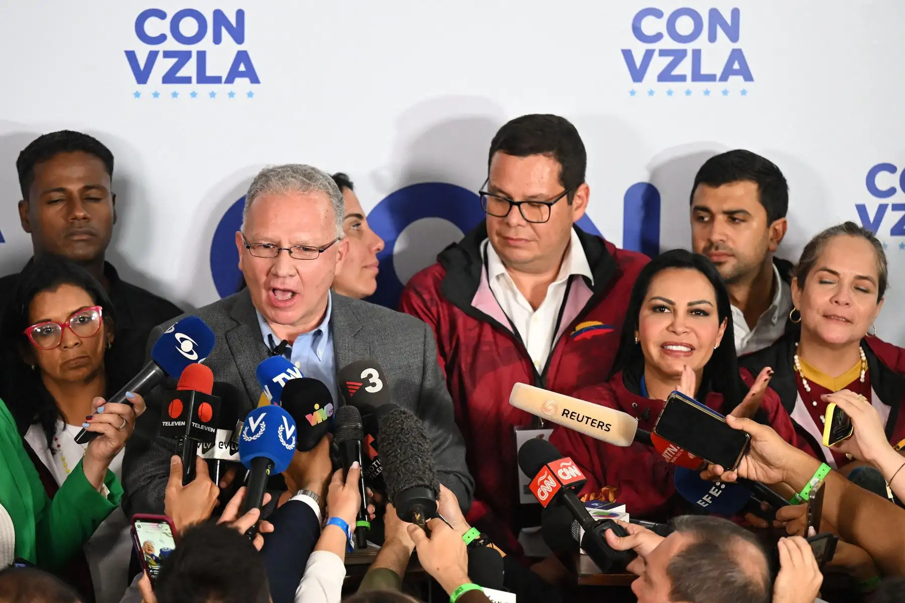 Pelkins Rocha, asesor legal del partido opositor Vente Venezuela, habla con los medios mientras espera los resultados de las elecciones presidenciales en Caracas.
Foto: AFP