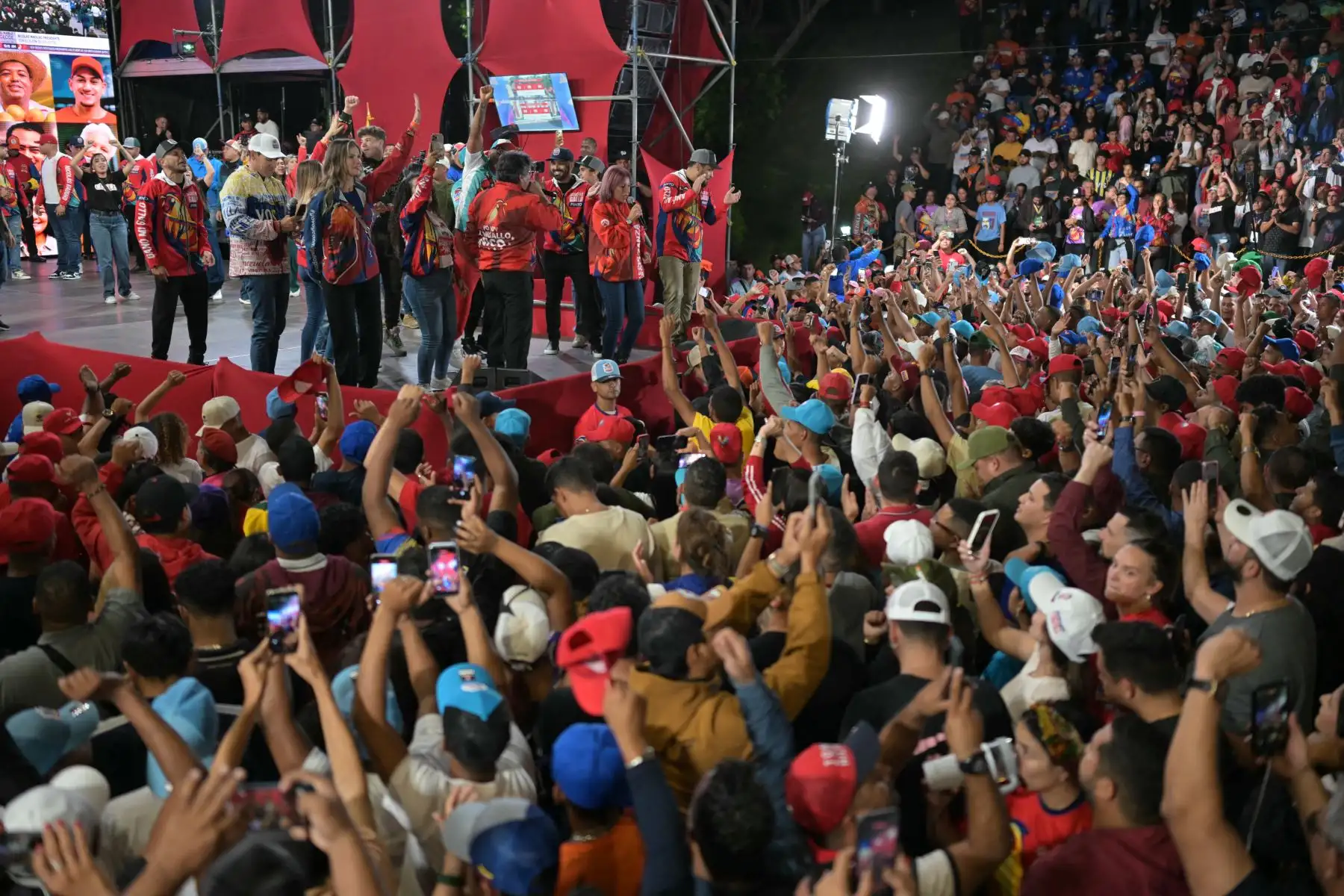 Los partidarios del presidente venezolano y candidato presidencial Nicolás Maduro celebran tras los resultados de las elecciones presidenciales en Caracas.
Foto: AFP