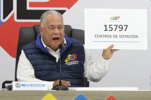 El presidente del Consejo Nacional Electoral (CNE) de Venezuela, Elvis Amoroso, habla este domingo en Caracas (Venezuela). Foto: AFP