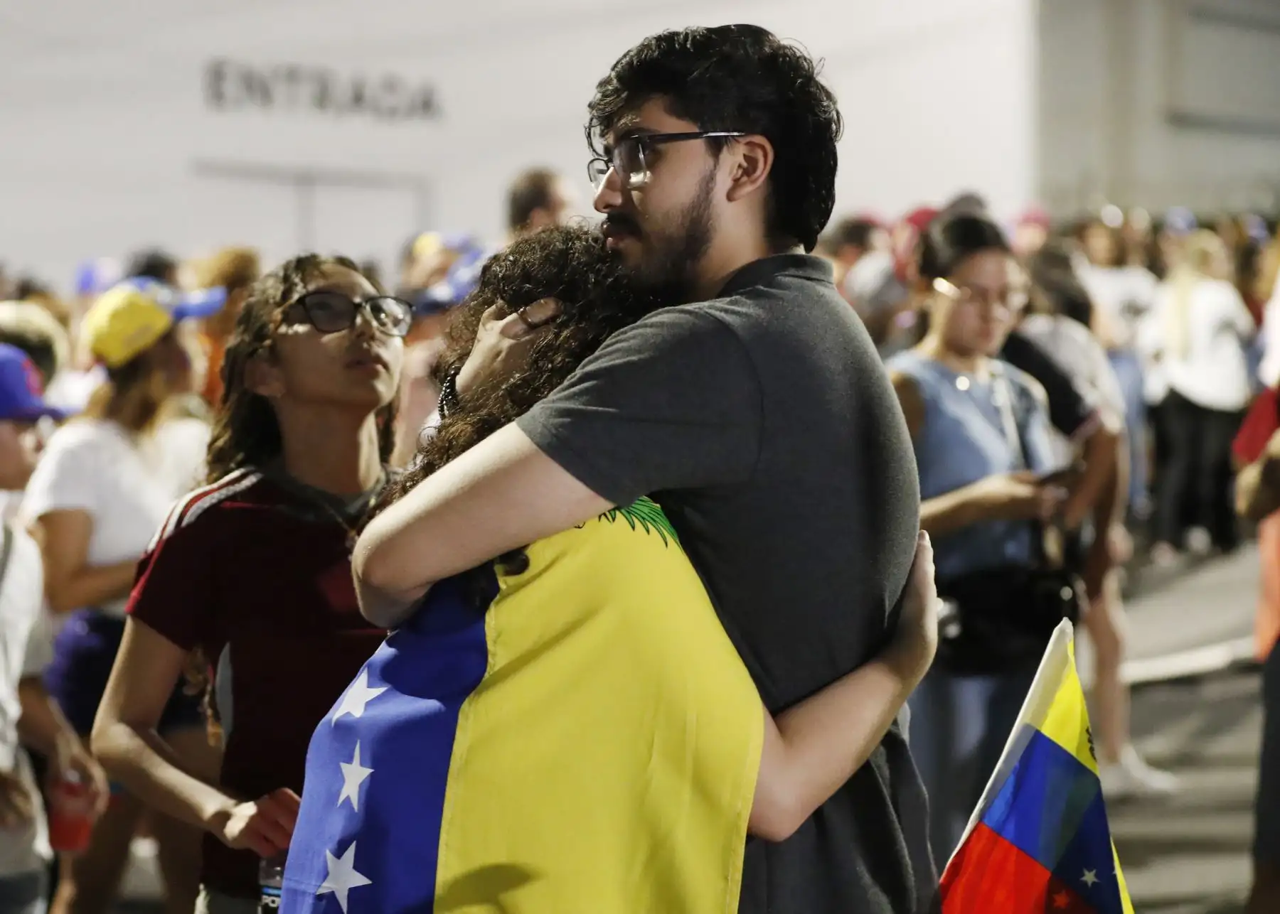 Dos ciudadanos venezolanos se abrazan tras conocer los resultados del primer boletín oficial de las elecciones presidenciales, este domingo a las afueras de la Embajada de Venezuela en Ciudad de Panamá.
Foto: AFP