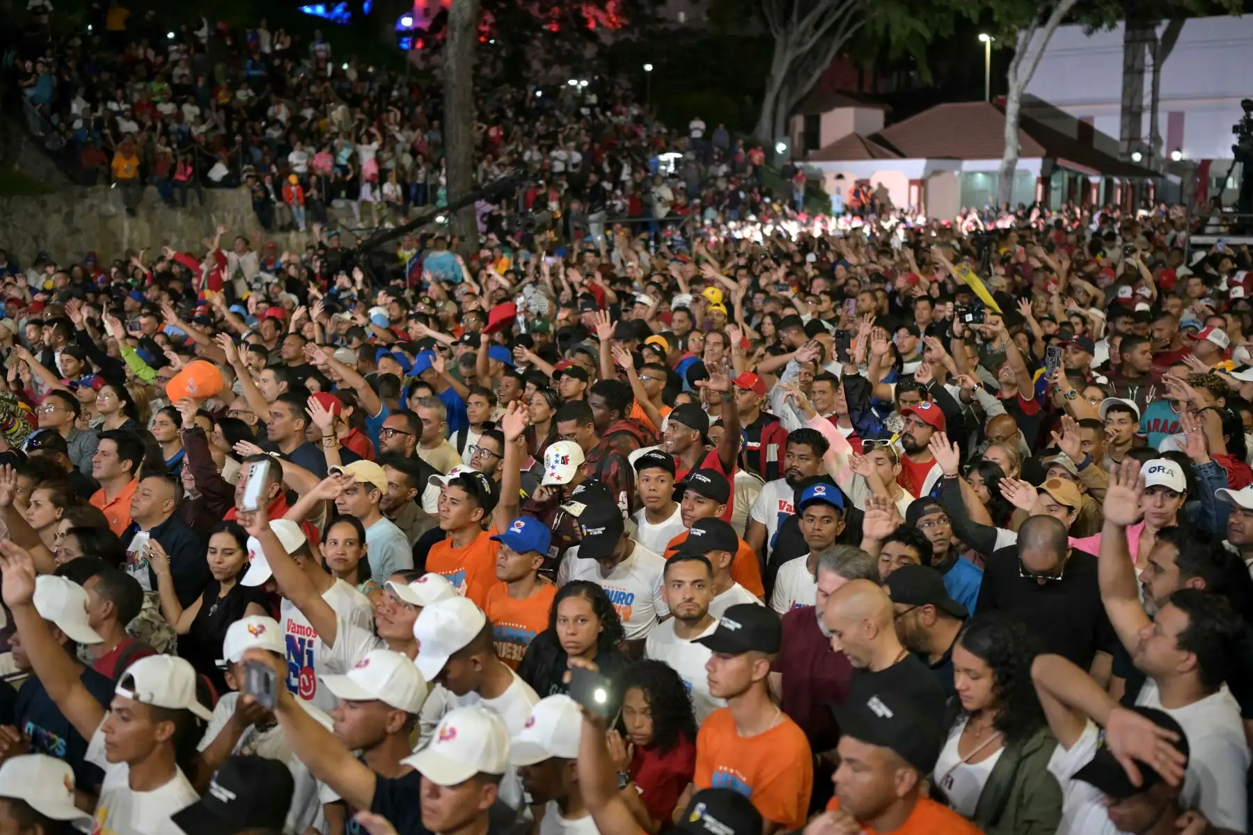 Los partidarios del presidente venezolano y candidato presidencial Nicolás Maduro celebran los primeros resultados de las elecciones presidenciales, frente al palacio presidencial de Miraflores en Caracas.  AFP