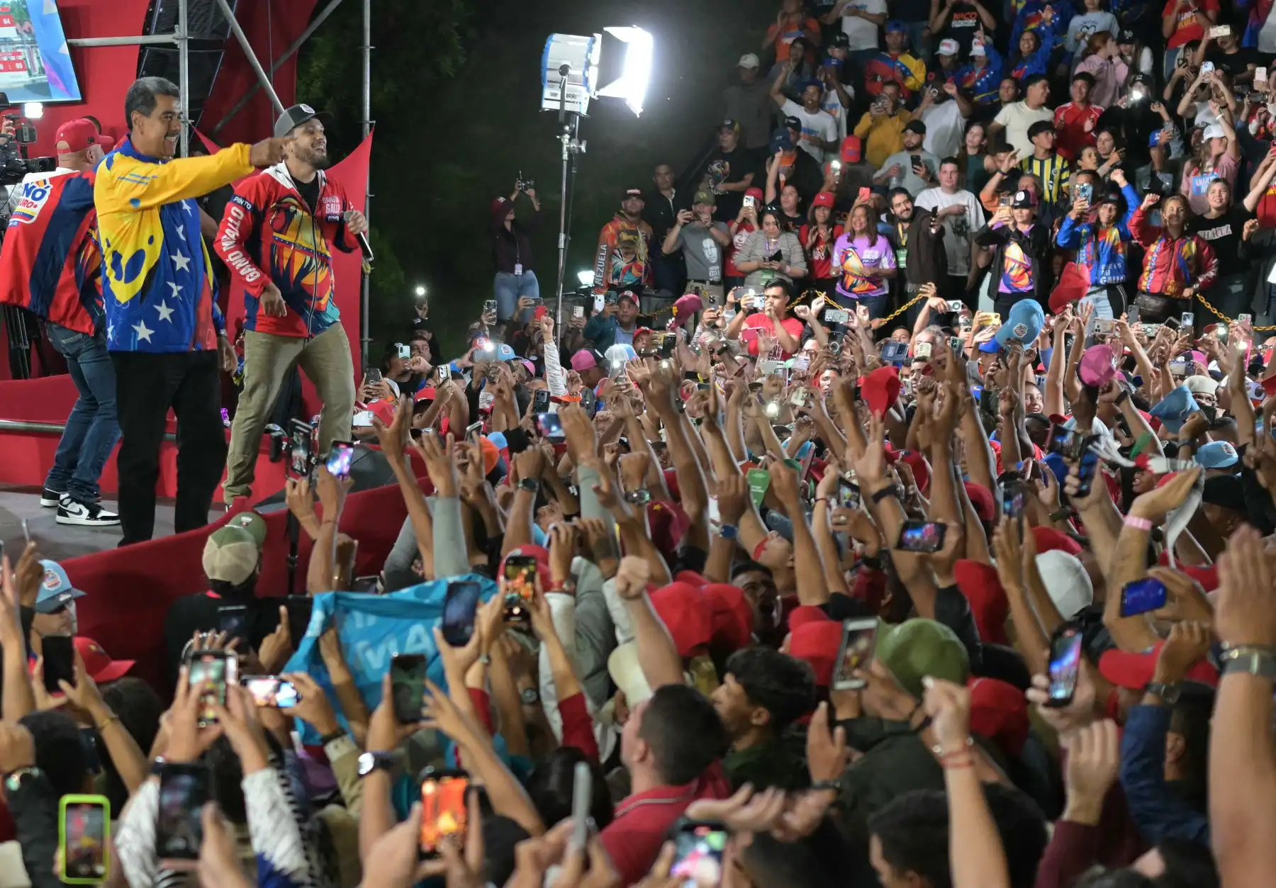 El presidente y candidato presidencial venezolano, Nicolás Maduro, celebra con sus partidarios tras los resultados de las elecciones presidenciales en Caracas. Nicolás Maduro fue declarado ganador de las elecciones presidenciales de Venezuela el domingo, pero la oposición y los principales vecinos regionales rechazaron inmediatamente los resultados oficiales. AFP