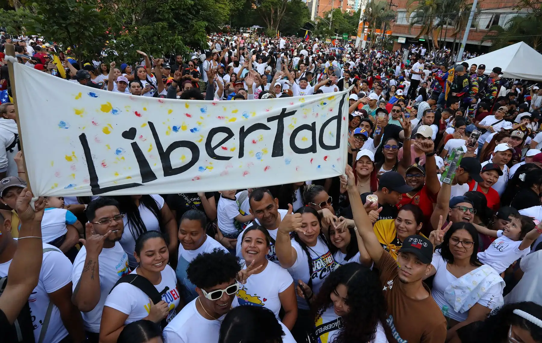 Los venezolanos que viven en Colombia se reúnen frente al consulado de Venezuela en Medellín, los resultados oficiales de las elecciones  AFP