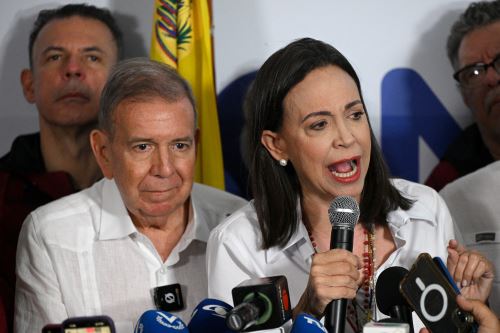 La líder opositora venezolana María Corina Machado habla con los medios de comunicación, acompañada por el candidato presidencial opositor Edmundo González Urrutia. Foto: AFP