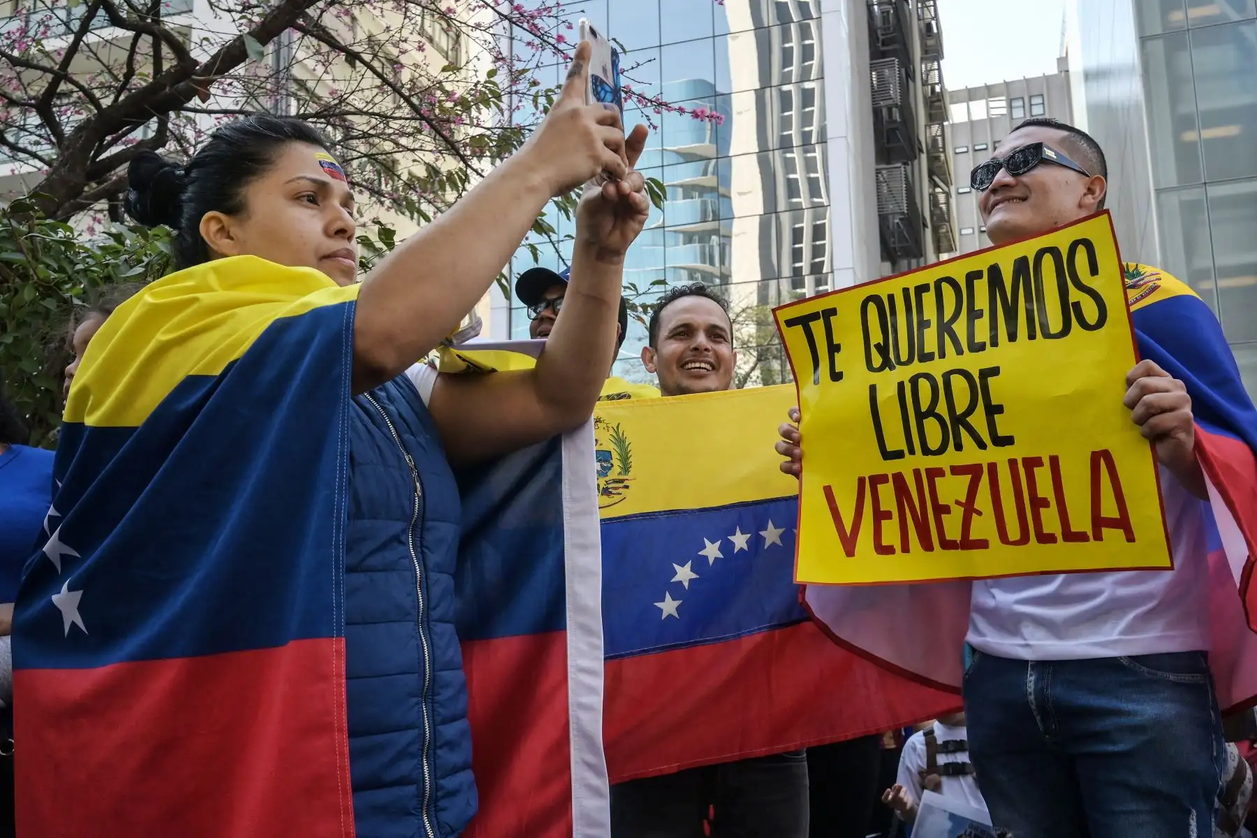 Un ciudadano venezolano  residente en Brasil sostiene una pancarta que dice  "Queremos que Venezuela sea libre" durante una protesta en apoyo a la oposición venezolana en la Avenida Paulista en Sao Paulo. AFP