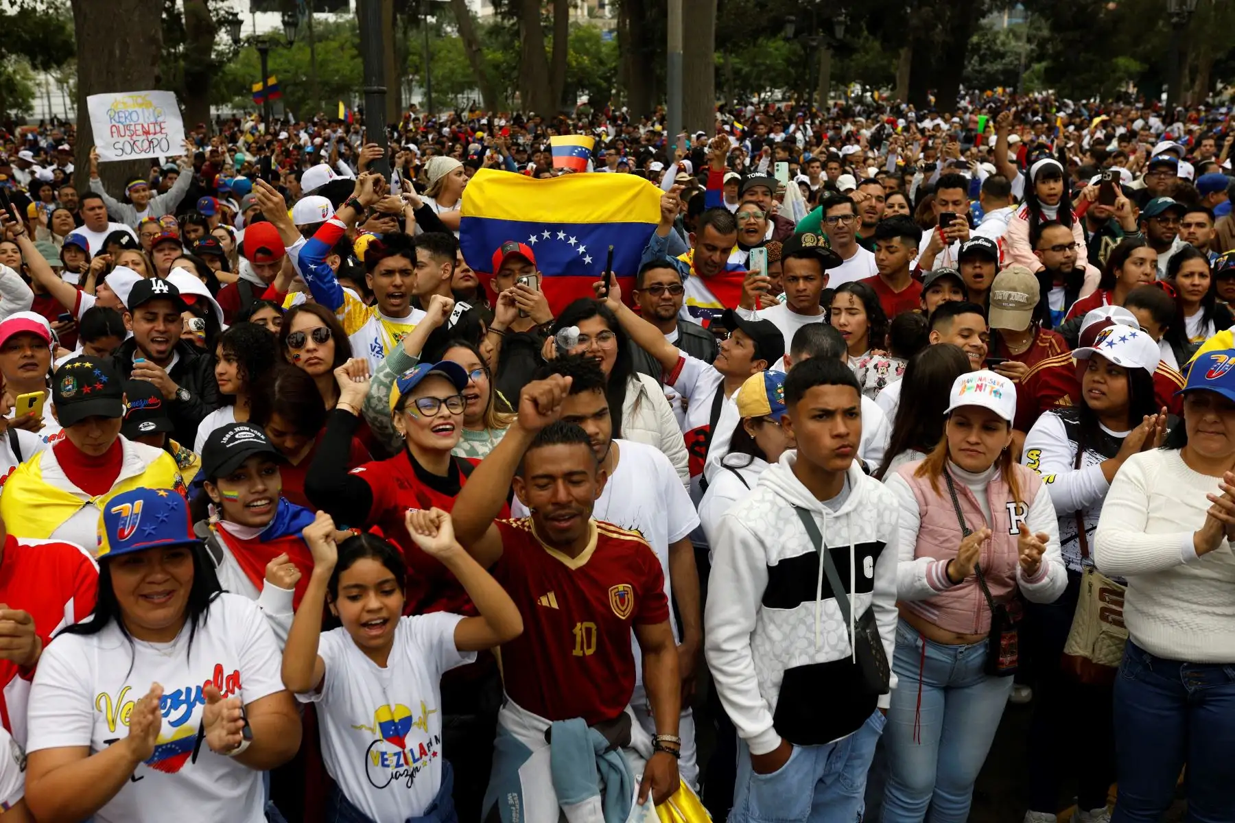 Los venezolanos que viven en Perú, opositores del presidente venezolano Nicolás Maduro contra resultados de las elecciones presidenciales frente a la embajada de Venezuela en Lima. AFP