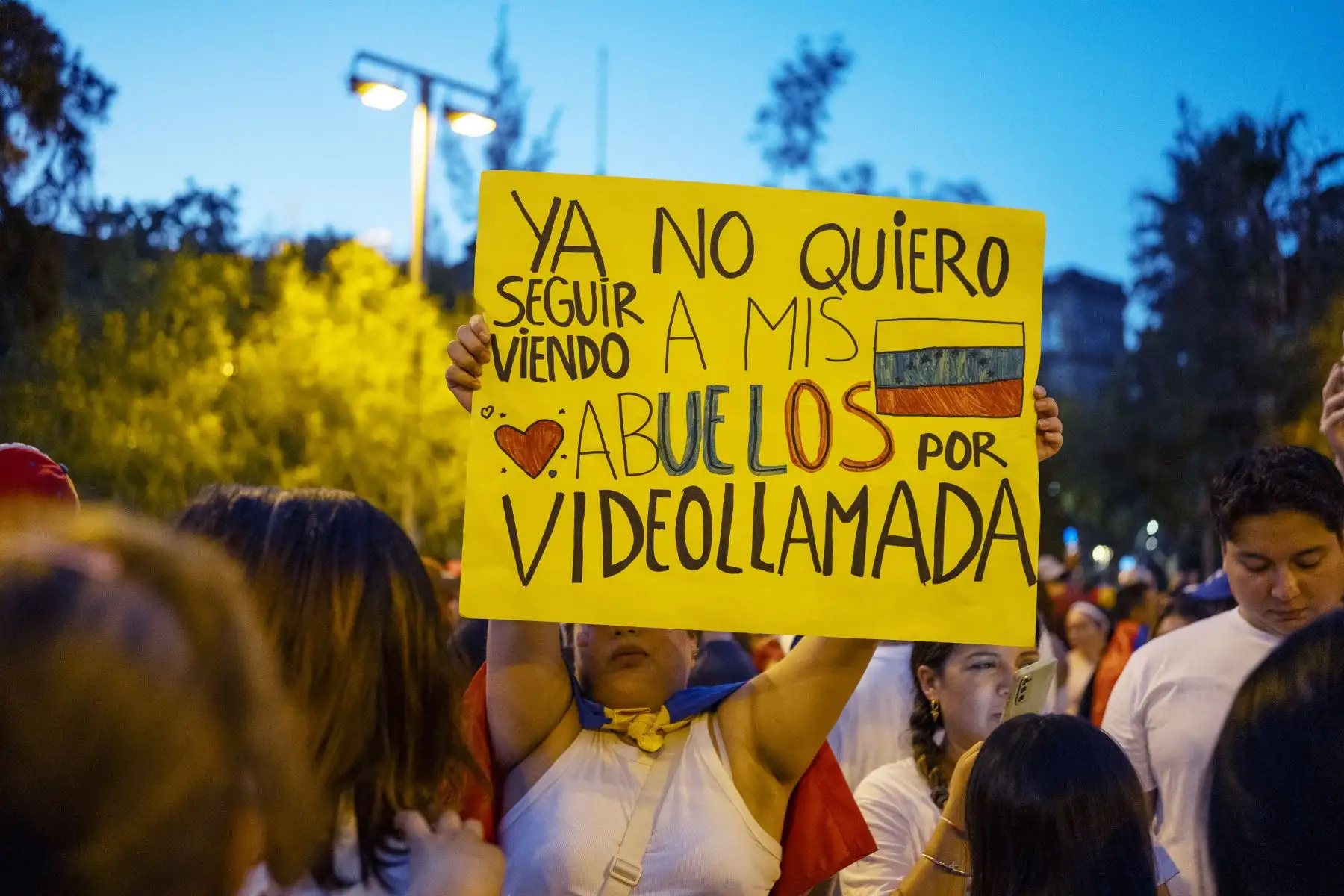Un venezolano residente en España sostiene una pancarta durante una manifestación para exigir un cambio político en su país durante la jornada de las elecciones presidenciales de Venezuela, en Barcelona AFP