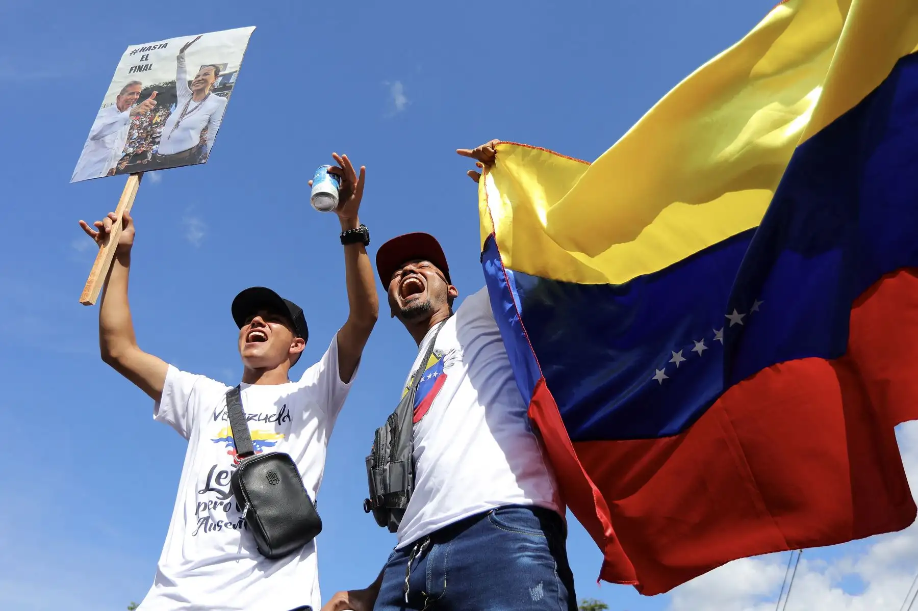 Los venezolanos que viven en Colombia se reúnen frente al consulado de Venezuela en Medellín, y se manifiestan contra el actual gobierno de su país. AFP