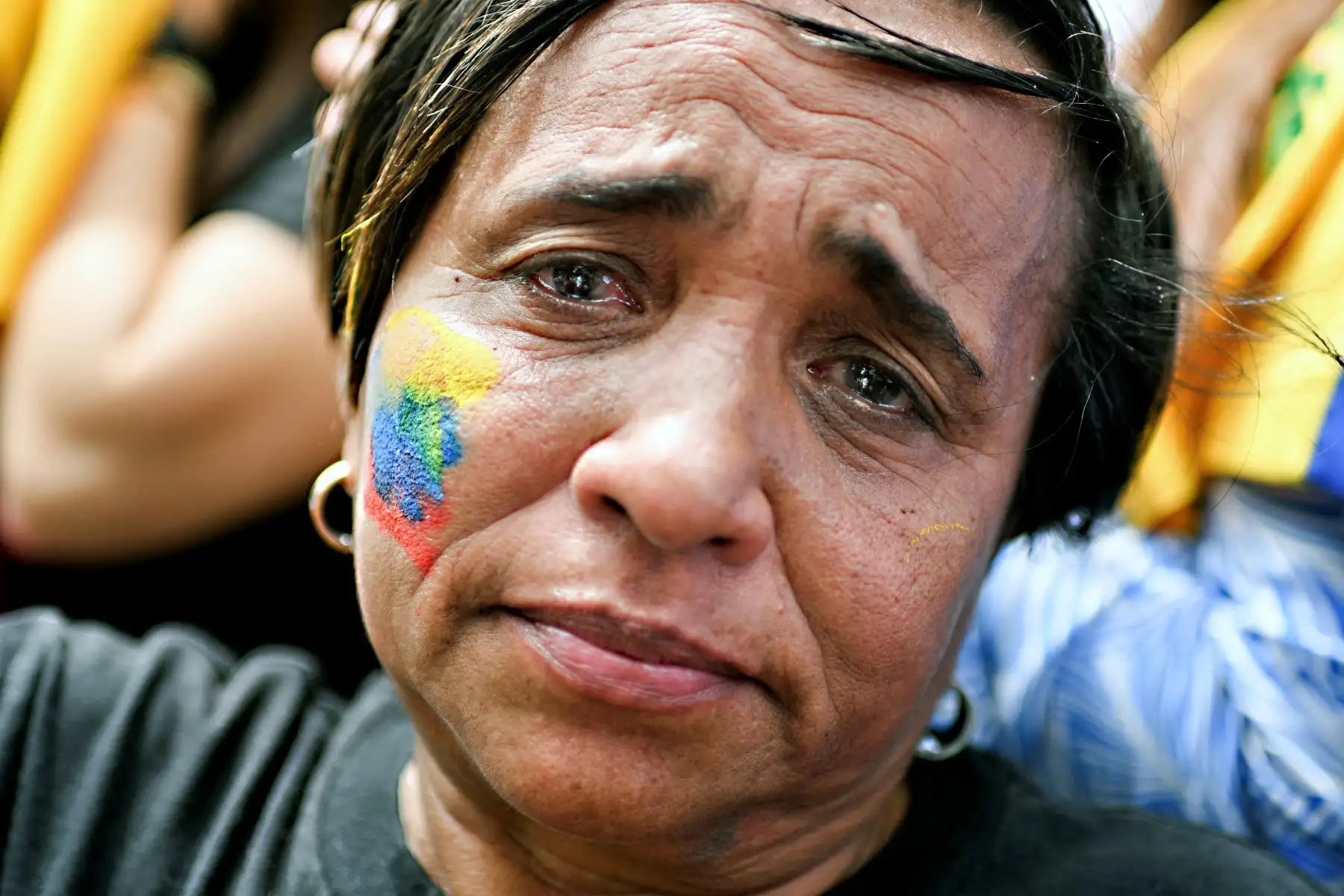 Un venezolano residente en Costa Rica hace gestos de tristeza durante una manifestación para exigir un cambio político en su país el día de las elecciones, en San José. AFP