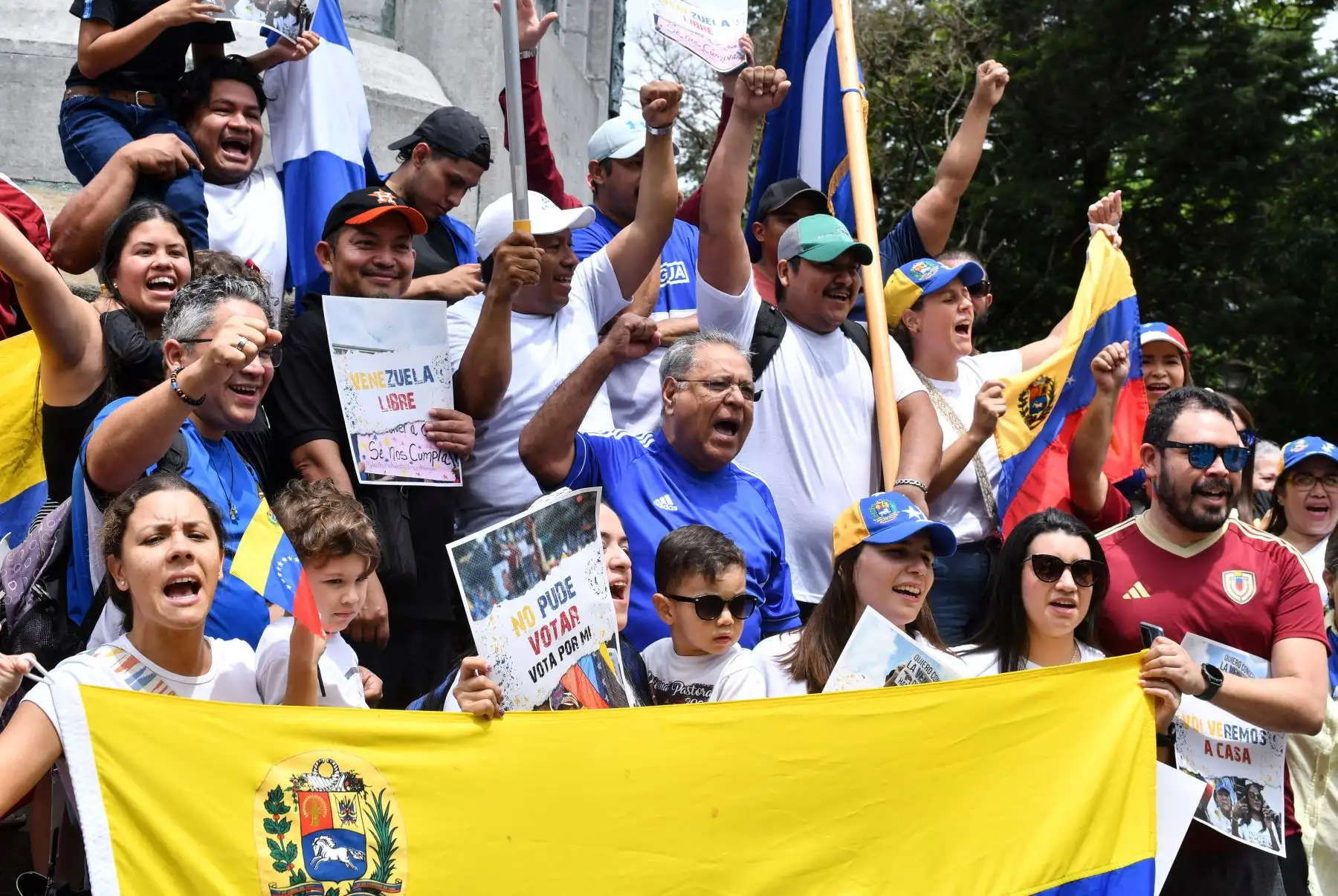 Venezolanos residentes en Costa Rica gritan consignas durante una manifestación para exigir un cambio político en su país el día de las elecciones, en San José. AFP