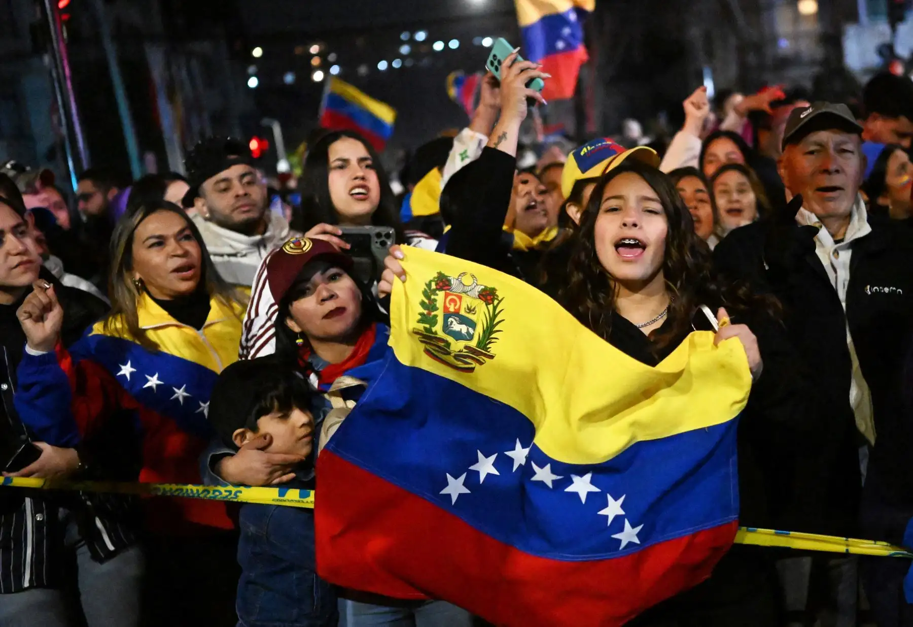 Los venezolanos que viven en Chile y los opositores del presidente venezolano Nicolás Maduro se reúnen frente al consulado de Venezuela en Santiago,  tras los resultados oficiales de las elecciones presidenciales de su país. AFP