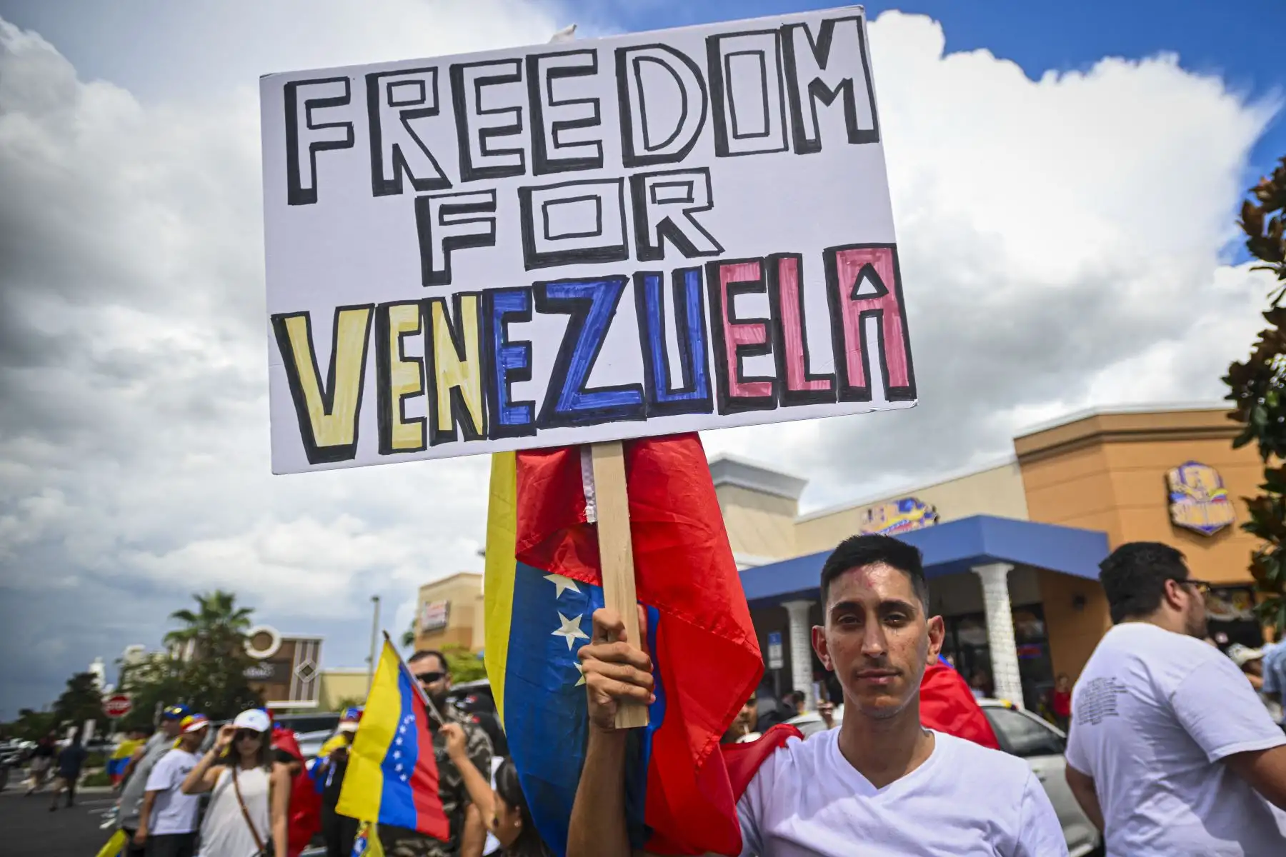 Los venezolanos se manifiestan en apoyo de un cambio en el liderazgo político presidencial durante las elecciones presidenciales en Venezuela en Orlando, Florida. AFP