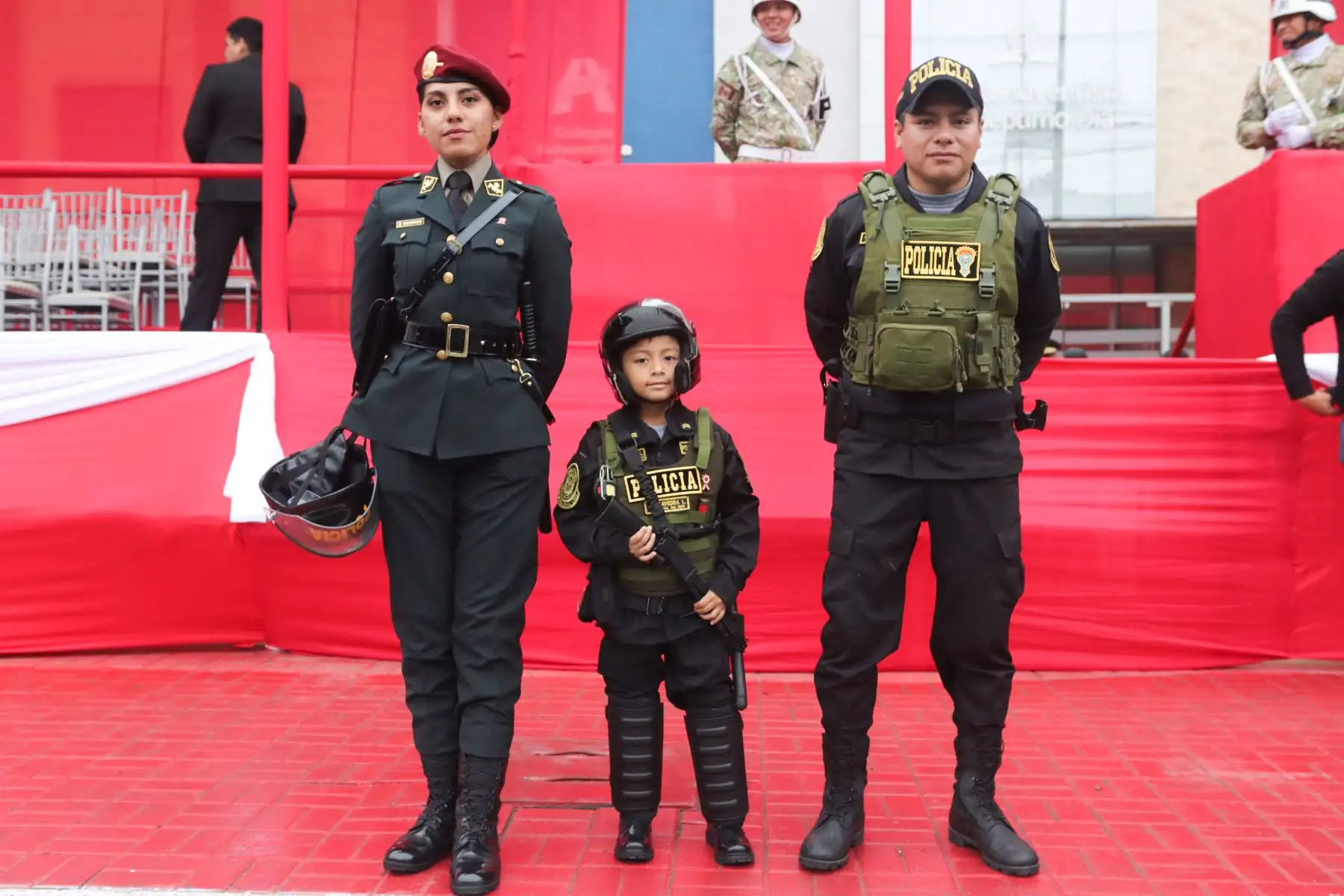 El público ya espera el Desfile cívico militar por fiestas patrias en la avenida Brasil. Foto: ANDINA / Lino Chipana.Foto: ANDINA