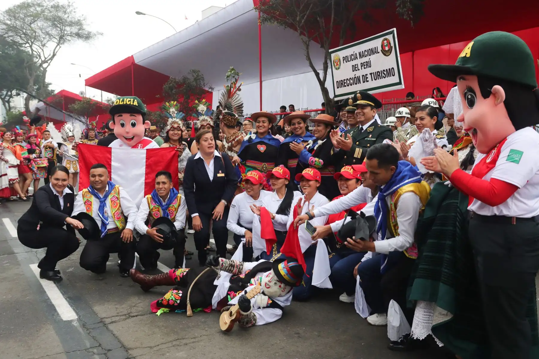 El público ya espera el Desfile cívico militar por fiestas patrias en la avenida Brasil. Foto: ANDINA / Lino Chipana.Foto: ANDINA