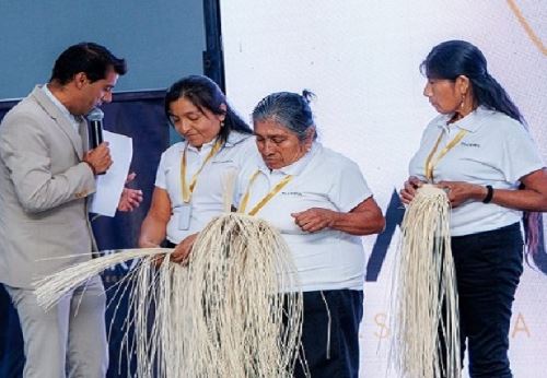 Indecopi otorga marca colectiva a tejedoras del Bajo Piura para comercializar sombrero de paja toquilla, un arte reconocido como Patrimonio Cultural de la Nación. ANDINA/Difusión